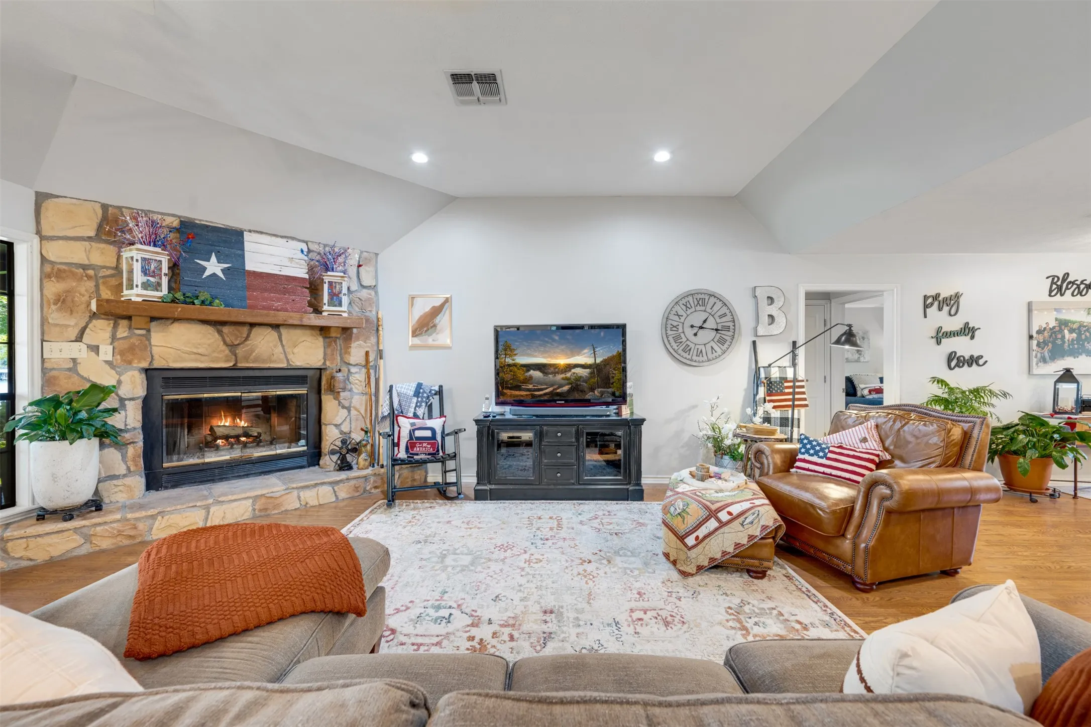 Single Family Residence For Sale in Henderson County , 23258 Edgewater Drive, Frankston, Texas 75763, 3 Bedroom, 2 Bathroom, 2 Garage spaces, 1,924 Sqft, built in 1996, mls#21342514, Real Estate Agent in Frankston, Homes For Sale in Henderson county, Homes For Sale in Frankston, Realtor in Frankston Texas, Real Estate Brokerage Independent Realty Texas, Luminita Cordes Realtor
