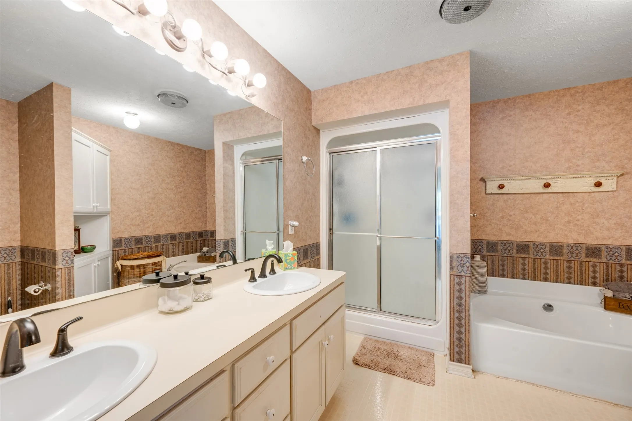 Single Family Residence For Sale in Henderson County , 23258 Edgewater Drive, Frankston, Texas 75763, 3 Bedroom, 2 Bathroom, 2 Garage spaces, 1,924 Sqft, built in 1996, mls#21342514, Real Estate Agent in Frankston, Homes For Sale in Henderson county, Homes For Sale in Frankston, Realtor in Frankston Texas, Real Estate Brokerage Independent Realty Texas, Luminita Cordes Realtor