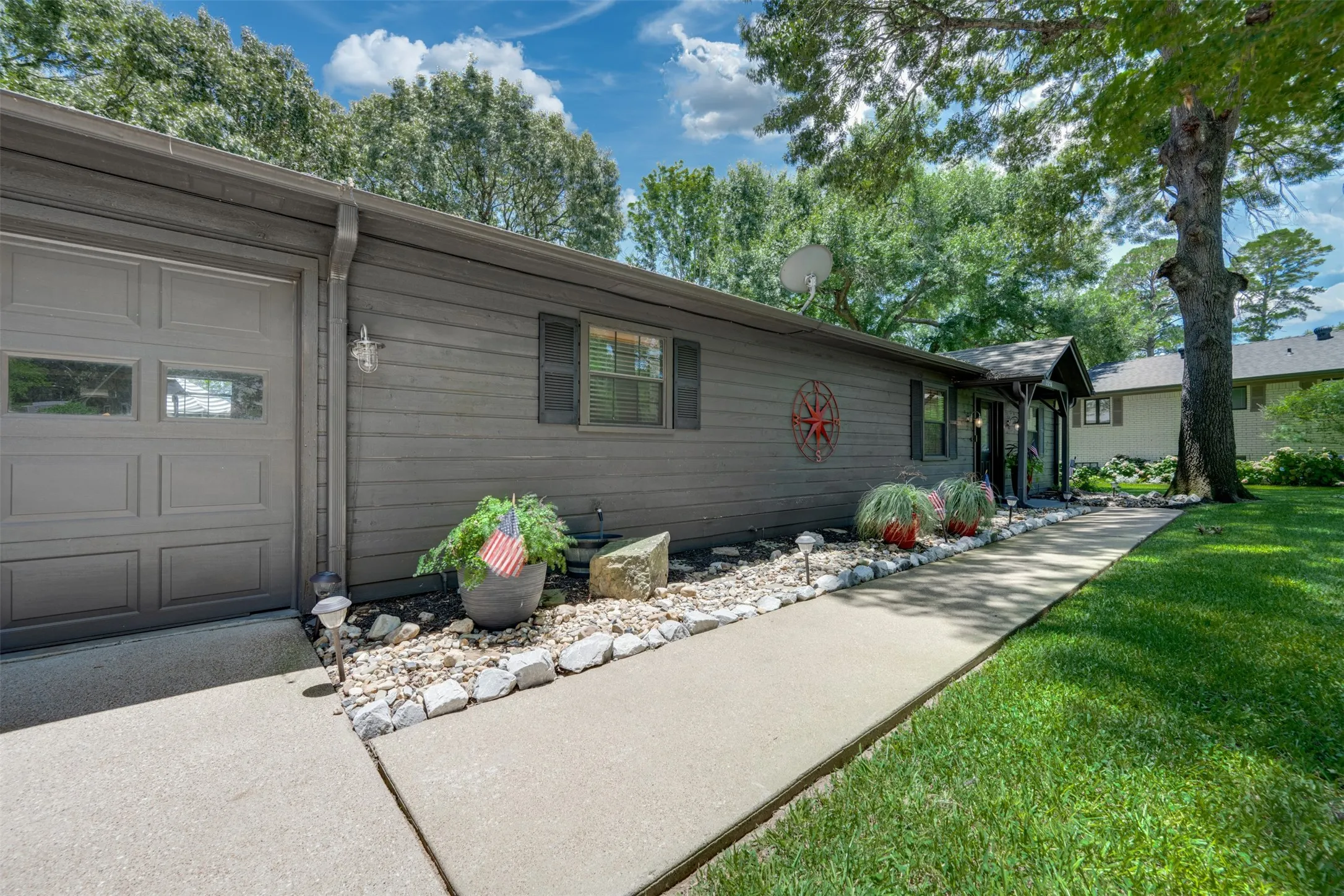 Single Family Residence For Sale in Henderson County , 23258 Edgewater Drive, Frankston, Texas 75763, 3 Bedroom, 2 Bathroom, 2 Garage spaces, 1,924 Sqft, built in 1996, mls#21342514, Real Estate Agent in Frankston, Homes For Sale in Henderson county, Homes For Sale in Frankston, Realtor in Frankston Texas, Real Estate Brokerage Independent Realty Texas, Luminita Cordes Realtor