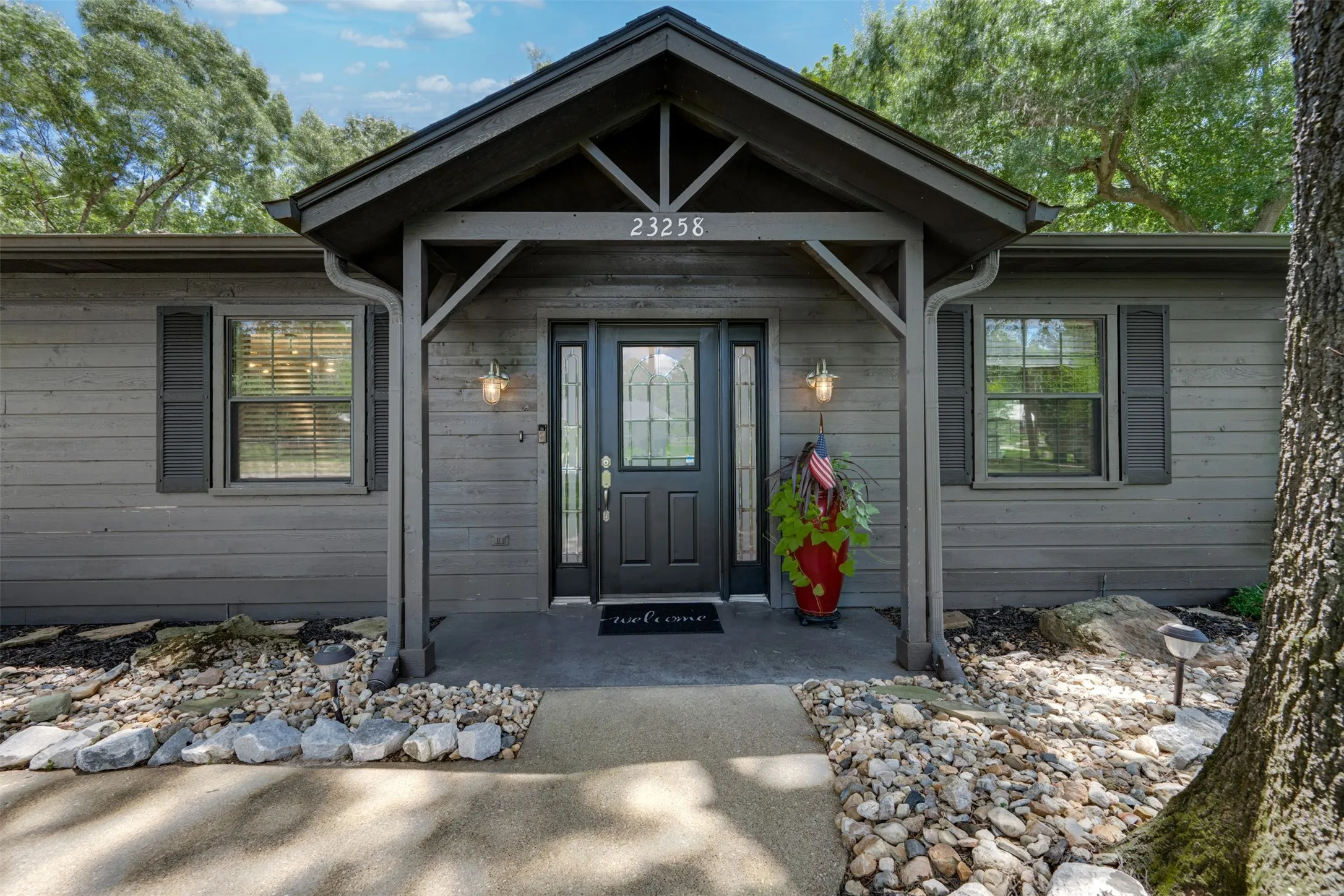 Single Family Residence For Sale in Henderson County , 23258 Edgewater Drive, Frankston, Texas 75763, 3 Bedroom, 2 Bathroom, 2 Garage spaces, 1,924 Sqft, built in 1996, mls#21342514, Real Estate Agent in Frankston, Homes For Sale in Henderson county, Homes For Sale in Frankston, Realtor in Frankston Texas, Real Estate Brokerage Independent Realty Texas, Luminita Cordes Realtor
