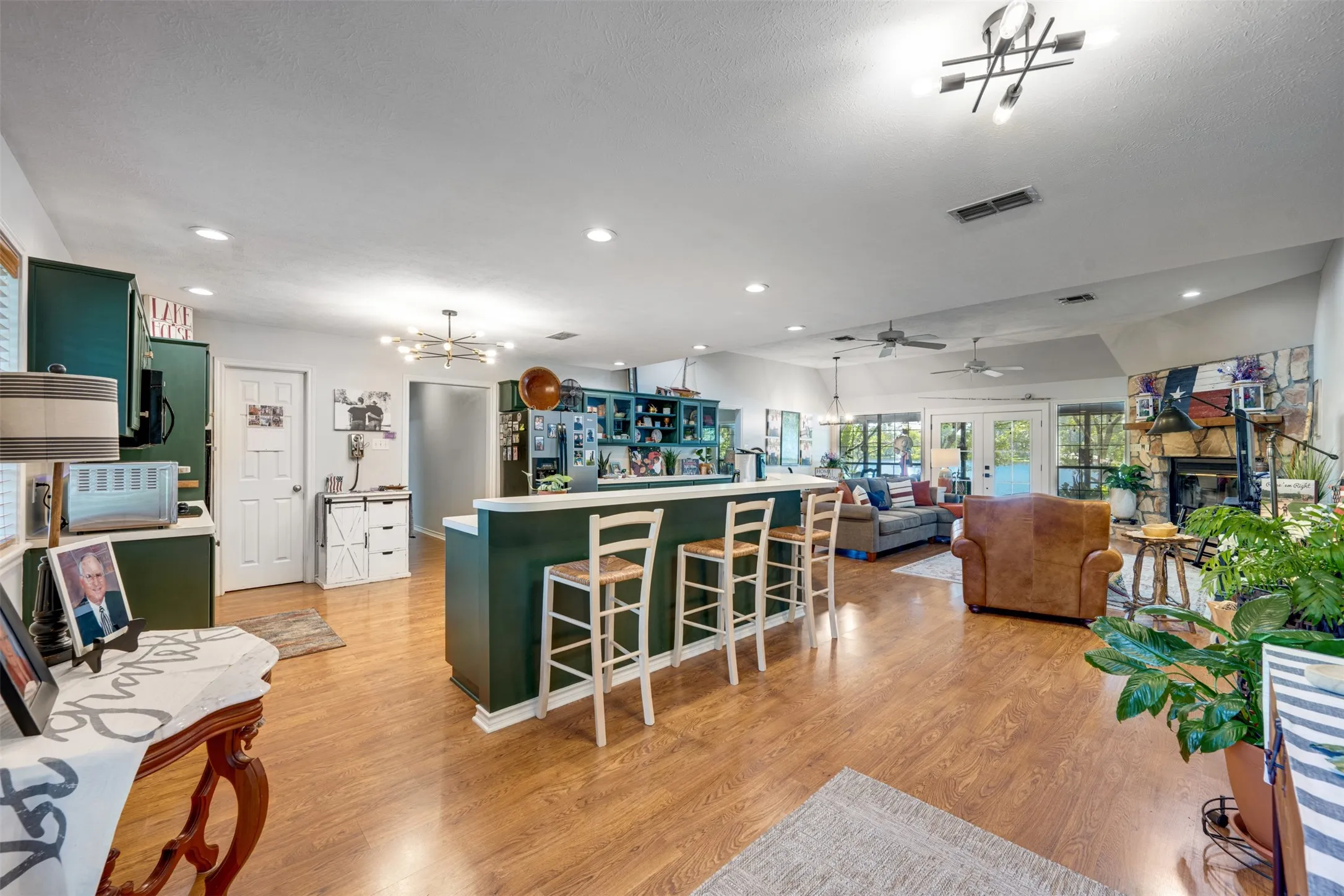 Single Family Residence For Sale in Henderson County , 23258 Edgewater Drive, Frankston, Texas 75763, 3 Bedroom, 2 Bathroom, 2 Garage spaces, 1,924 Sqft, built in 1996, mls#21342514, Real Estate Agent in Frankston, Homes For Sale in Henderson county, Homes For Sale in Frankston, Realtor in Frankston Texas, Real Estate Brokerage Independent Realty Texas, Luminita Cordes Realtor