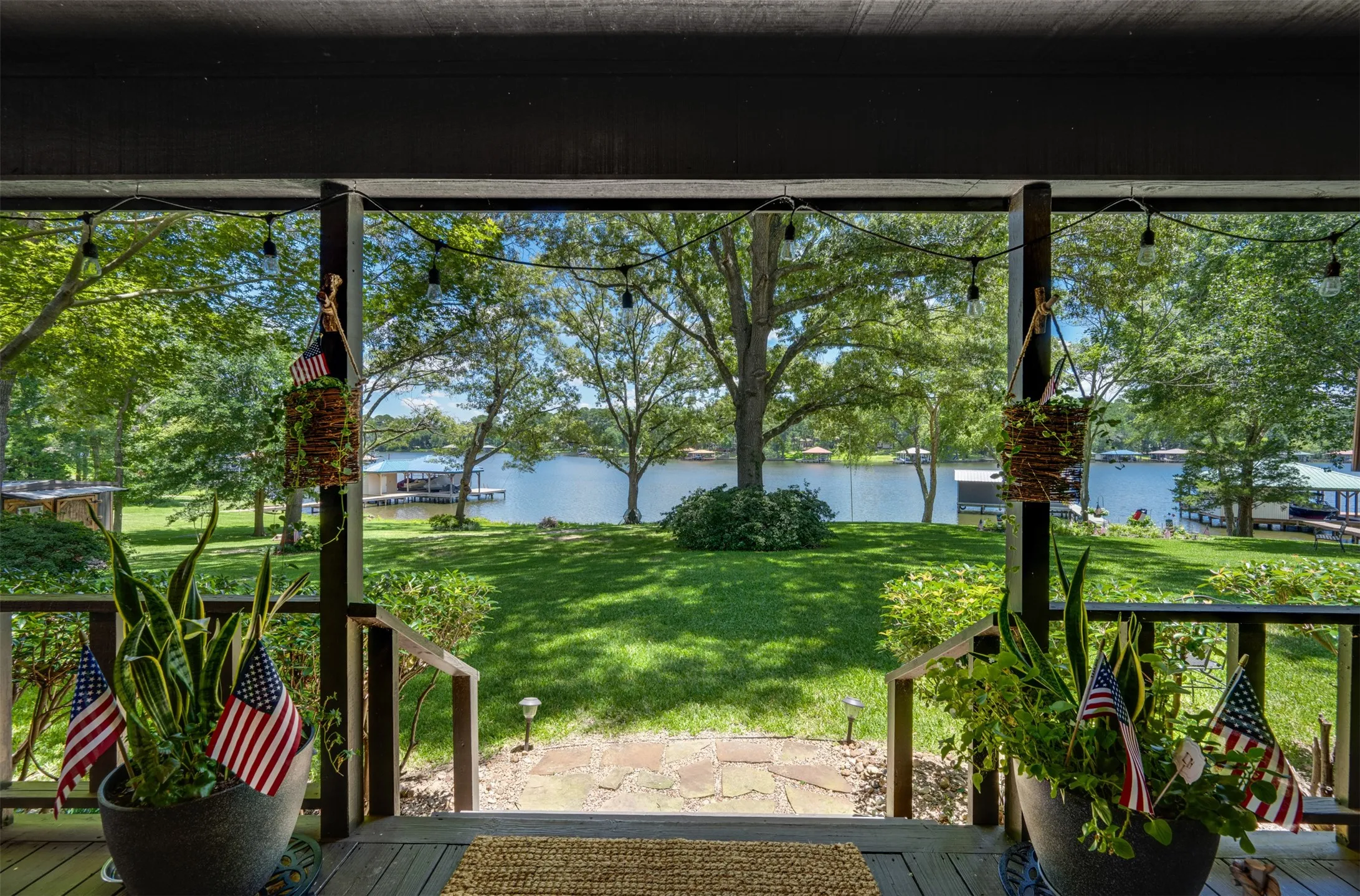 Single Family Residence For Sale in Henderson County , 23258 Edgewater Drive, Frankston, Texas 75763, 3 Bedroom, 2 Bathroom, 2 Garage spaces, 1,924 Sqft, built in 1996, mls#21342514, Real Estate Agent in Frankston, Homes For Sale in Henderson county, Homes For Sale in Frankston, Realtor in Frankston Texas, Real Estate Brokerage Independent Realty Texas, Luminita Cordes Realtor