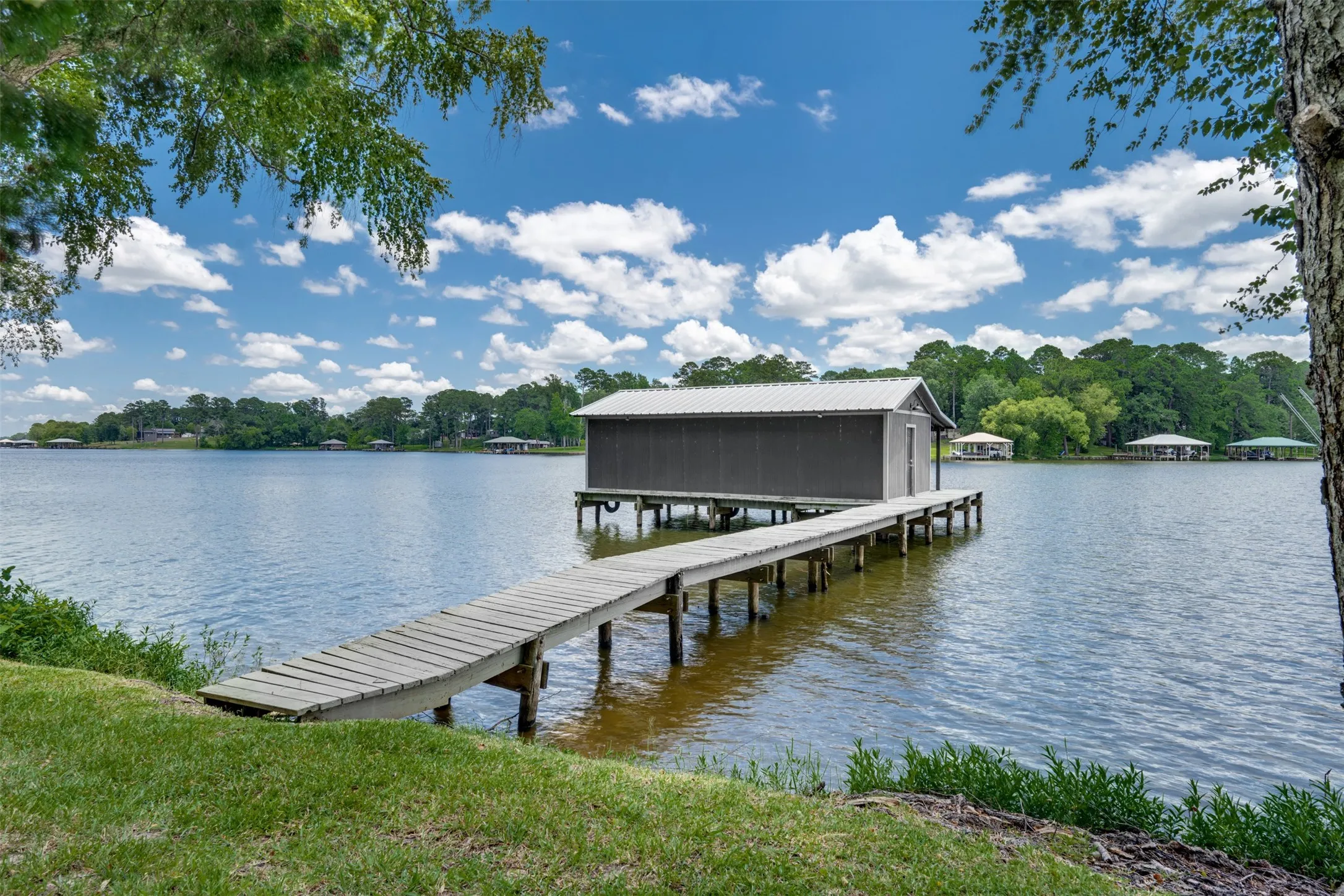 Single Family Residence For Sale in Henderson County , 23258 Edgewater Drive, Frankston, Texas 75763, 3 Bedroom, 2 Bathroom, 2 Garage spaces, 1,924 Sqft, built in 1996, mls#21342514, Real Estate Agent in Frankston, Homes For Sale in Henderson county, Homes For Sale in Frankston, Realtor in Frankston Texas, Real Estate Brokerage Independent Realty Texas, Luminita Cordes Realtor