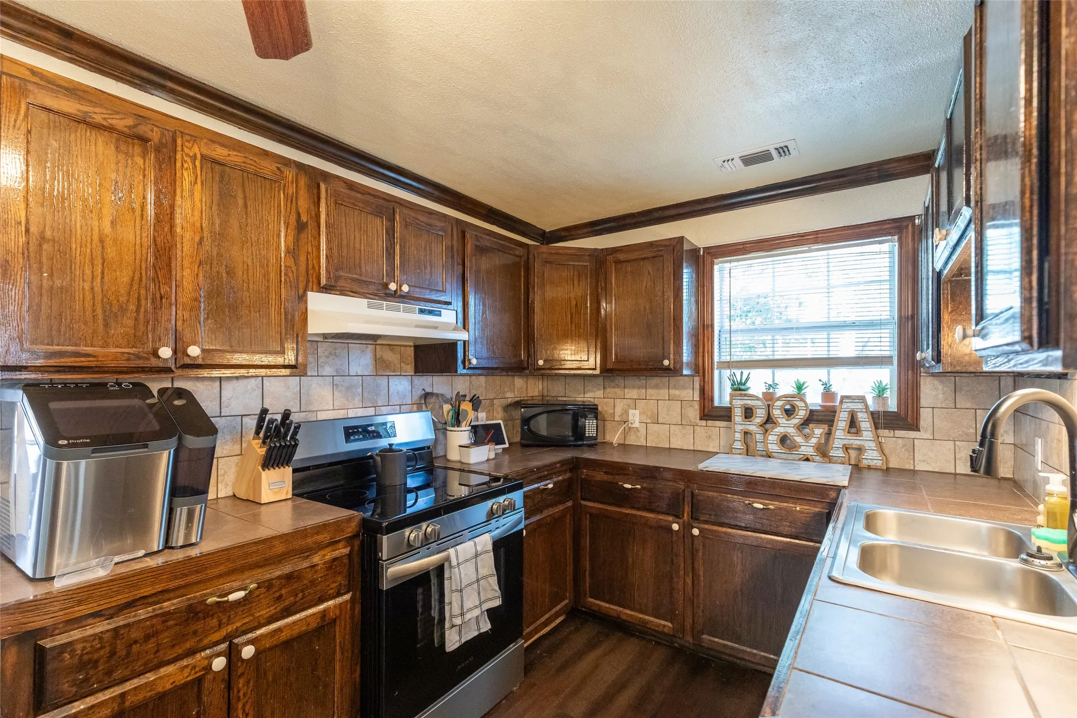 Single Family Residence For Sale in Taylor County , 1418 Green Street, Abilene, Texas 79603, 5 Bedroom, 1 Bathroom, 1 Garage spaces, 1,549 Sqft, built in 1950, mls#21342342, Real Estate Agent in Abilene, Homes For Sale in Taylor county, Homes For Sale in Abilene, Realtor in Abilene Texas, Real Estate Brokerage Independent Realty Texas, Luminita Cordes Realtor