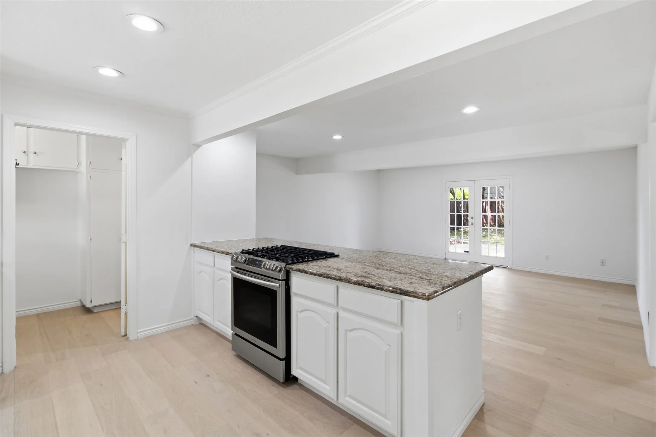 Single Family Residence For Sale in Dallas County , 3651 Courtdale Drive, Farmers Branch, Texas 75234, 4 Bedroom, 3 Bathroom, Garage spaces, 2,896 Sqft, built in 1965, mls#21341679, Real Estate Agent in Farmers Branch, Homes For Sale in Dallas county, Homes For Sale in Farmers Branch, Realtor in Farmers Branch Texas, Real Estate Brokerage Independent Realty Texas, Luminita Cordes Realtor