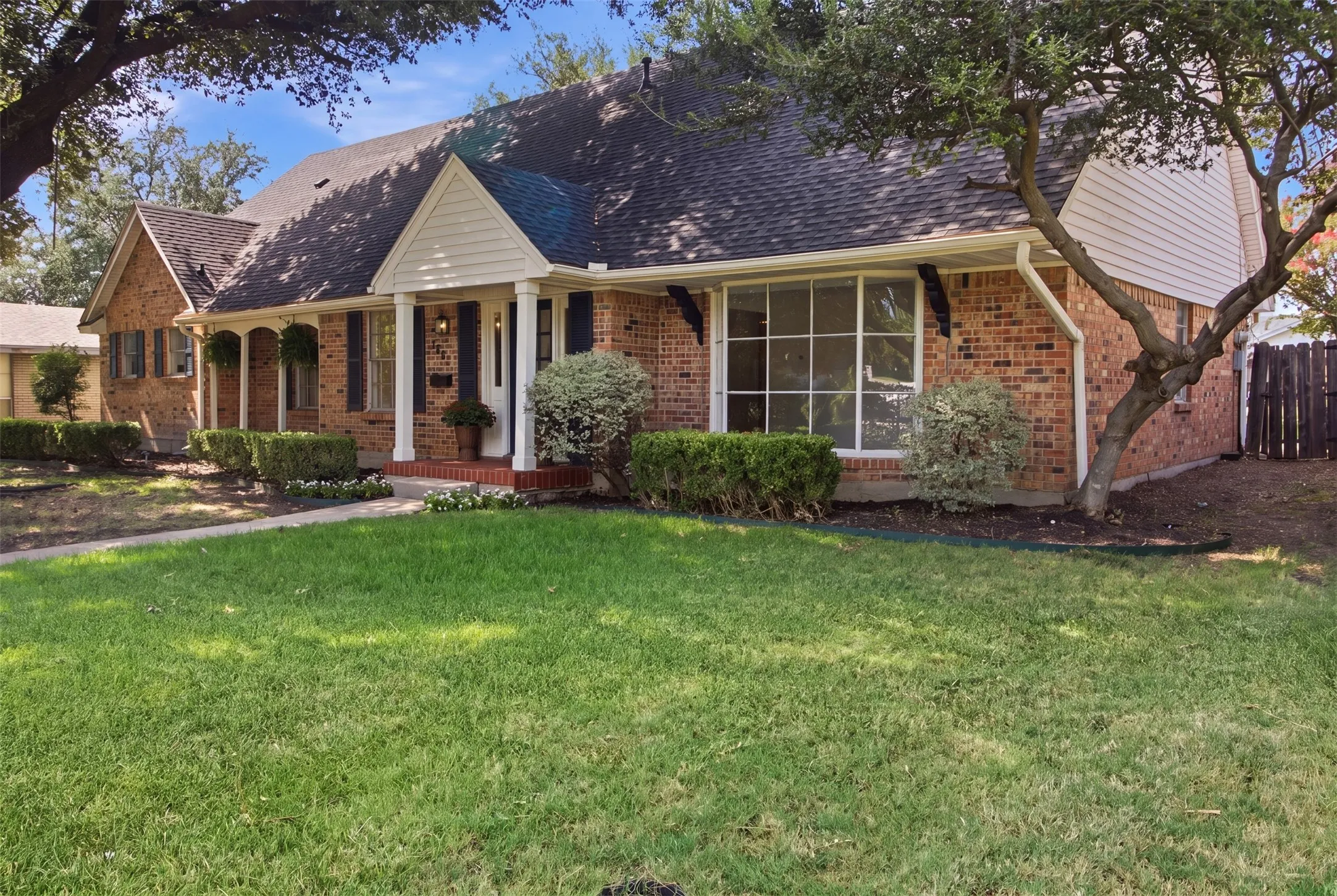 Single Family Residence For Sale in Dallas County , 3651 Courtdale Drive, Farmers Branch, Texas 75234, 4 Bedroom, 3 Bathroom, Garage spaces, 2,896 Sqft, built in 1965, mls#21341679, Real Estate Agent in Farmers Branch, Homes For Sale in Dallas county, Homes For Sale in Farmers Branch, Realtor in Farmers Branch Texas, Real Estate Brokerage Independent Realty Texas, Luminita Cordes Realtor