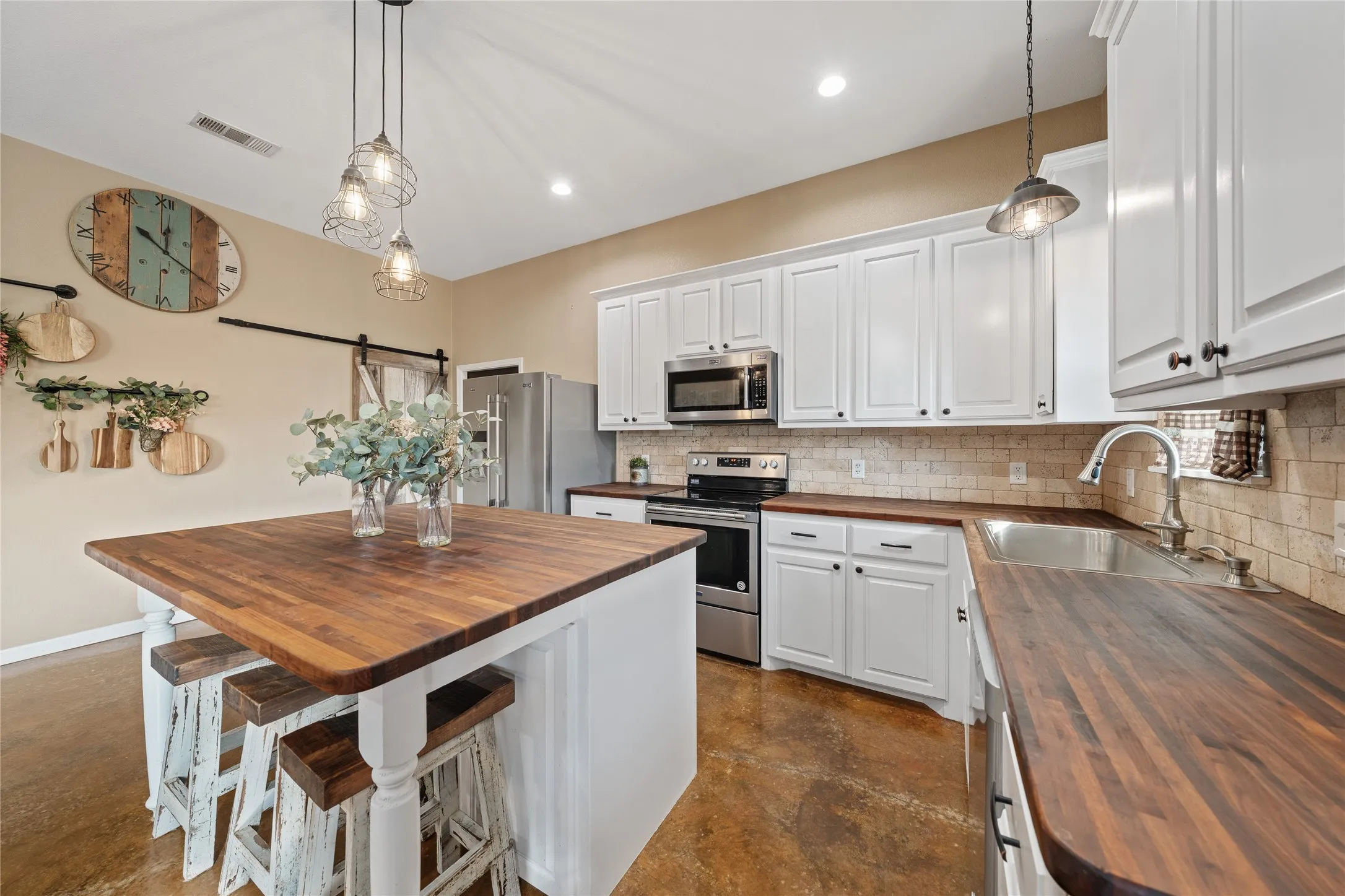 Farm For Sale in Mc Lennan County , 2967 Woodlawn Road, Bruceville, Texas 76630, 2 Bedroom, 2 Bathroom, 2 Garage spaces, 1,400 Sqft, built in 2018, mls#21342198, Real Estate Agent in Bruceville, Homes For Sale in Mc Lennan county, Homes For Sale in Bruceville, Realtor in Bruceville Texas, Real Estate Brokerage Independent Realty Texas, Luminita Cordes Realtor