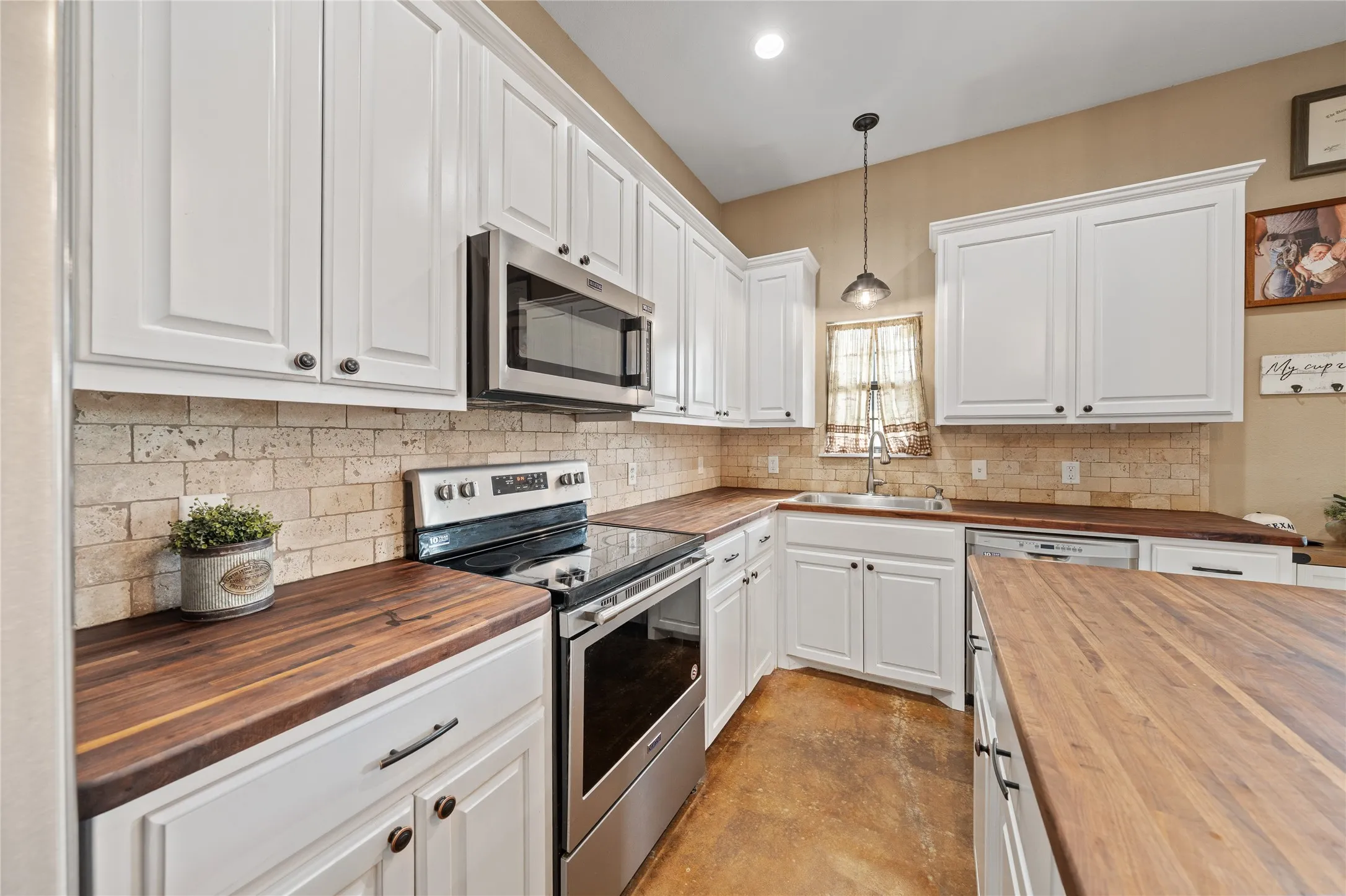 Farm For Sale in Mc Lennan County , 2967 Woodlawn Road, Bruceville, Texas 76630, 2 Bedroom, 2 Bathroom, 2 Garage spaces, 1,400 Sqft, built in 2018, mls#21342198, Real Estate Agent in Bruceville, Homes For Sale in Mc Lennan county, Homes For Sale in Bruceville, Realtor in Bruceville Texas, Real Estate Brokerage Independent Realty Texas, Luminita Cordes Realtor