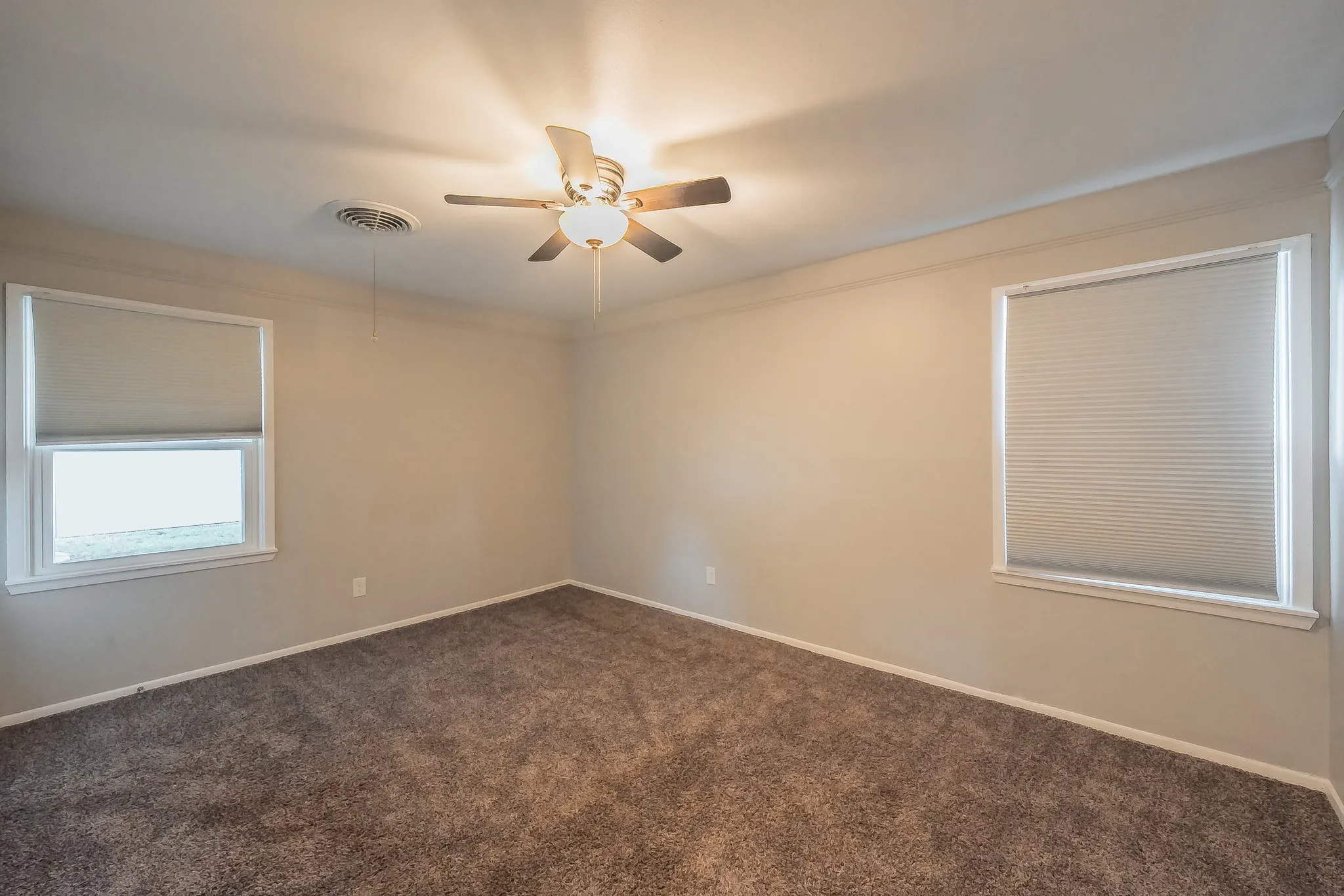 Single Family Residence For Sale in Tarrant County , 5616 Ammons Street, Haltom City, Texas 76117, 3 Bedroom, 2 Bathroom, 2 Garage spaces, 1,292 Sqft, built in 1961, mls#21341314, Real Estate Agent in Haltom City, Homes For Sale in Tarrant county, Homes For Sale in Haltom City, Realtor in Haltom City Texas, Real Estate Brokerage Independent Realty Texas, Luminita Cordes Realtor