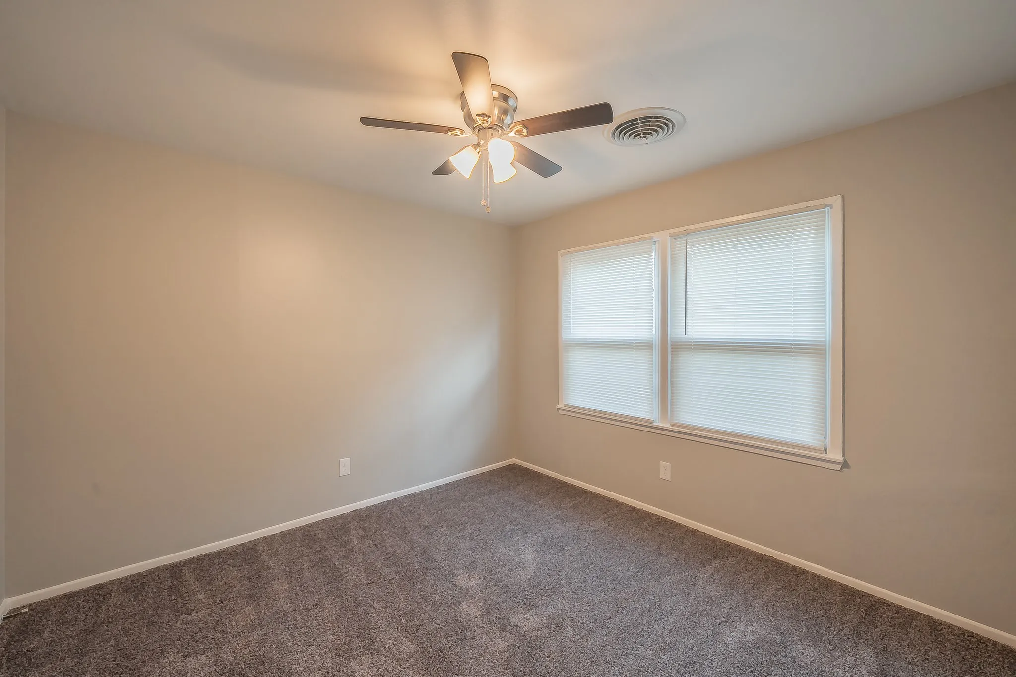 Single Family Residence For Sale in Tarrant County , 5616 Ammons Street, Haltom City, Texas 76117, 3 Bedroom, 2 Bathroom, 2 Garage spaces, 1,292 Sqft, built in 1961, mls#21341314, Real Estate Agent in Haltom City, Homes For Sale in Tarrant county, Homes For Sale in Haltom City, Realtor in Haltom City Texas, Real Estate Brokerage Independent Realty Texas, Luminita Cordes Realtor
