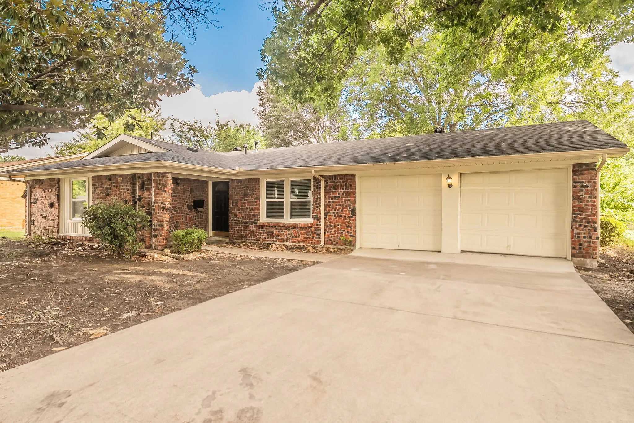 Single Family Residence For Sale in Tarrant County , 5616 Ammons Street, Haltom City, Texas 76117, 3 Bedroom, 2 Bathroom, 2 Garage spaces, 1,292 Sqft, built in 1961, mls#21341314, Real Estate Agent in Haltom City, Homes For Sale in Tarrant county, Homes For Sale in Haltom City, Realtor in Haltom City Texas, Real Estate Brokerage Independent Realty Texas, Luminita Cordes Realtor