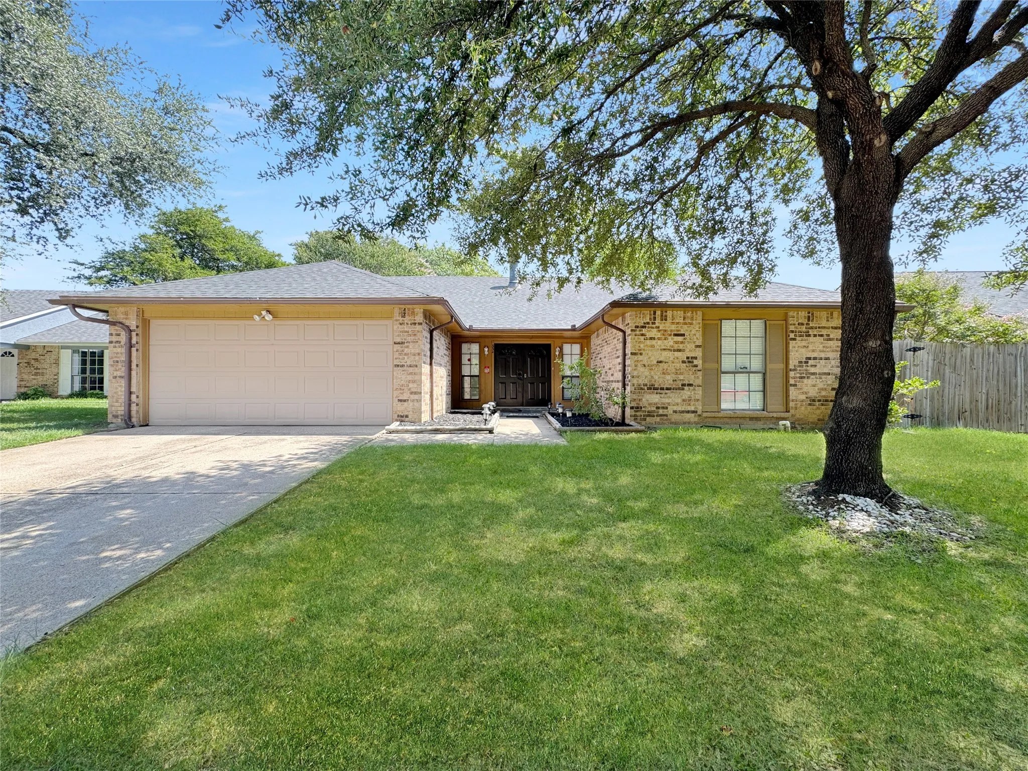 Single Family Residence For Rent in Dallas County , 334 E Crossland Boulevard, Grand Prairie, Texas 75052, 3 Bedrooms, 2 Bathrooms, 2 Garage spaces, 2,384 Sqft, built in 1981, Price $2,400, mls#21342508, Real Estate Agent in Grand Prairie, Homes For Rent in Dallas county, Homes For Rent in Grand Prairie, Realtor in Grand Prairie Texas, Real Estate Brokerage Independent Realty Texas, Luminita Cordes Realtor