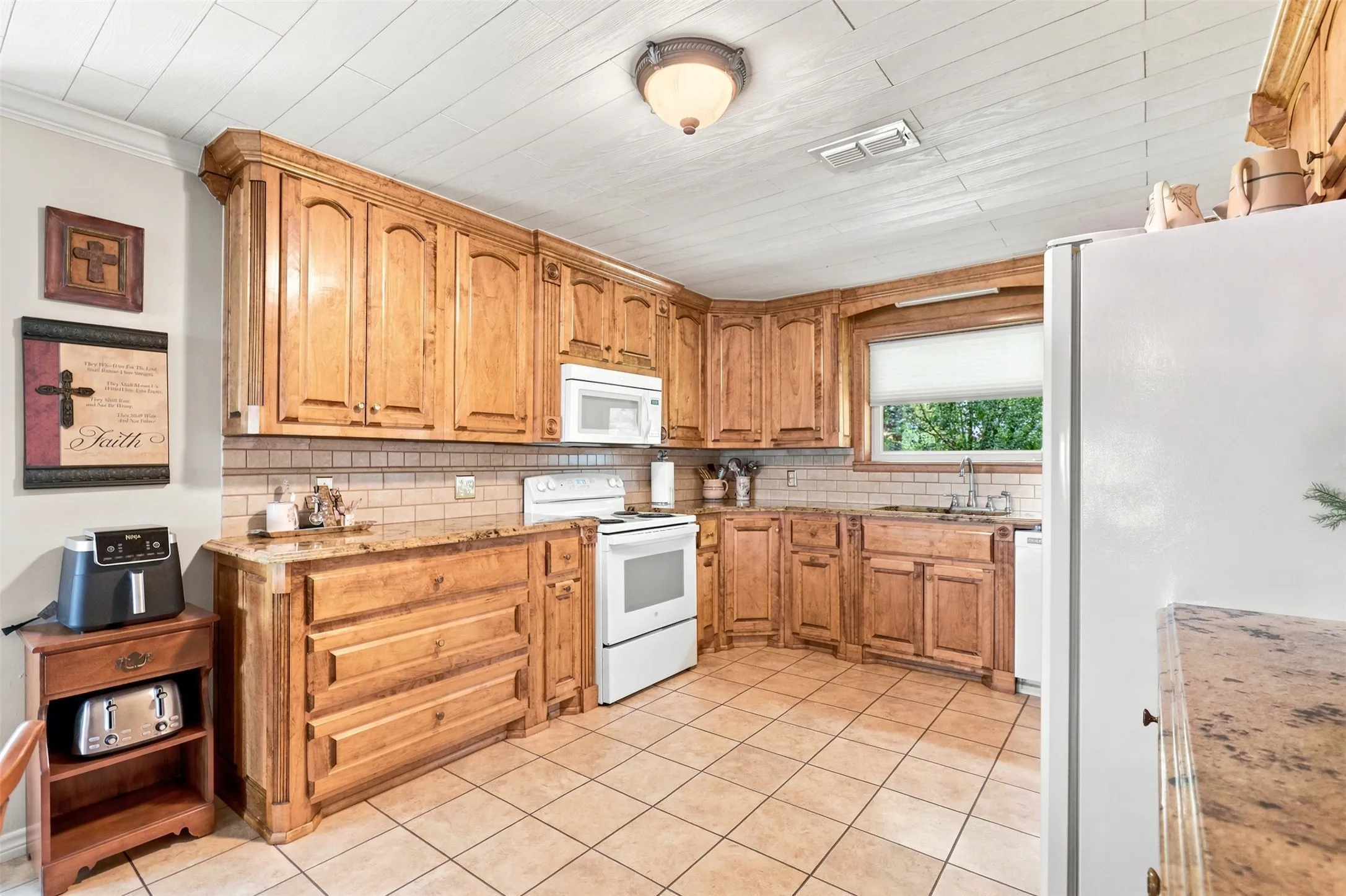 Single Family Residence For Sale in Camp County , 1994 CR 2320, Pittsburg, Texas 75686, 3 Bedroom, 2 Bathroom, Garage spaces, 1,723 Sqft, built in 1987, mls#21342560, Real Estate Agent in Pittsburg, Homes For Sale in Camp county, Homes For Sale in Pittsburg, Realtor in Pittsburg Texas, Real Estate Brokerage Independent Realty Texas, Luminita Cordes Realtor