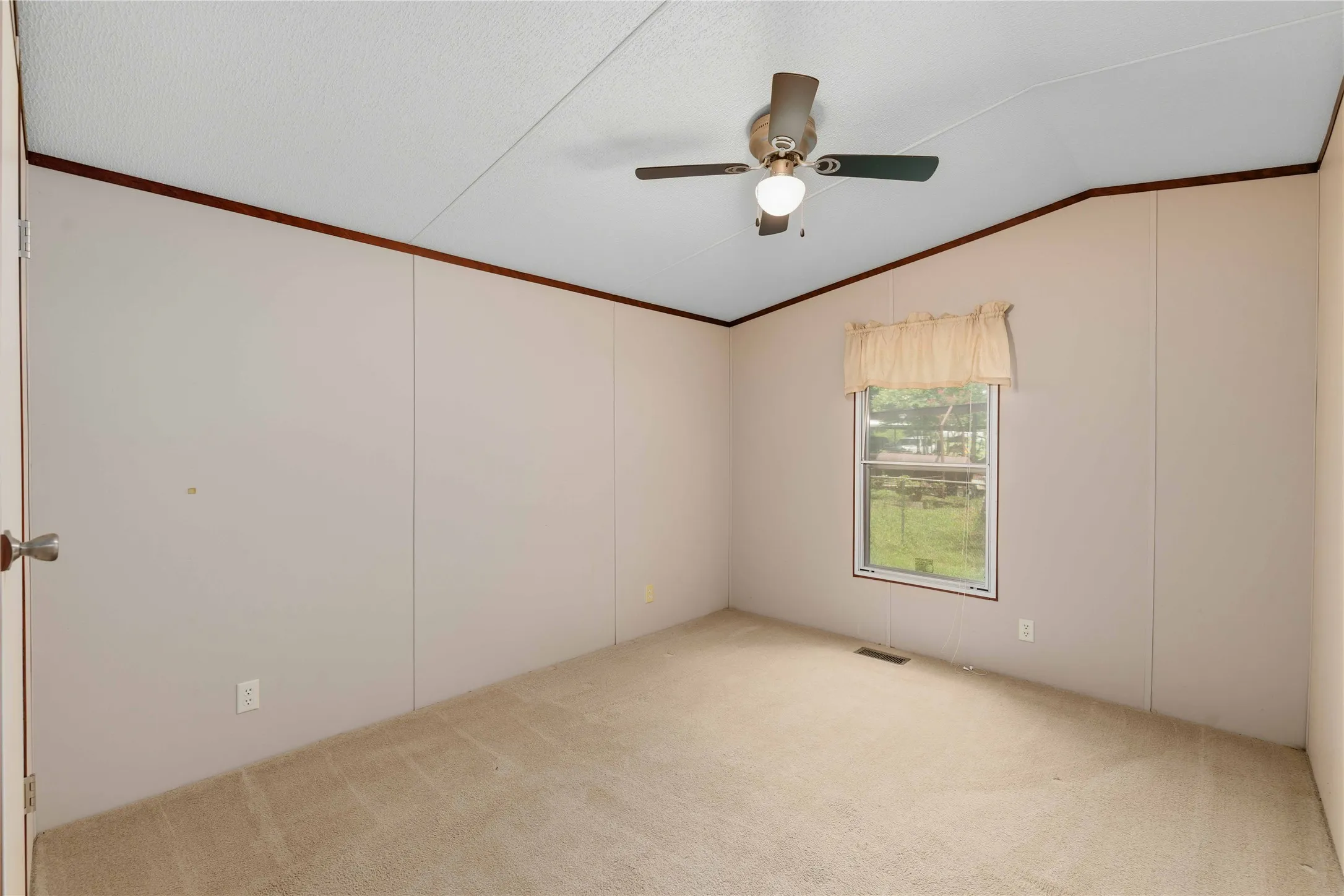 Mobile Home For Sale in Comanche County , 500 N Moreland Street, De Leon, Texas 76444, 2 Bedroom, 2 Bathroom, Garage spaces, 960 Sqft, built in 2014, mls#21335351, Real Estate Agent in De Leon, Homes For Sale in Comanche county, Homes For Sale in De Leon, Realtor in De Leon Texas, Real Estate Brokerage Independent Realty Texas, Luminita Cordes Realtor