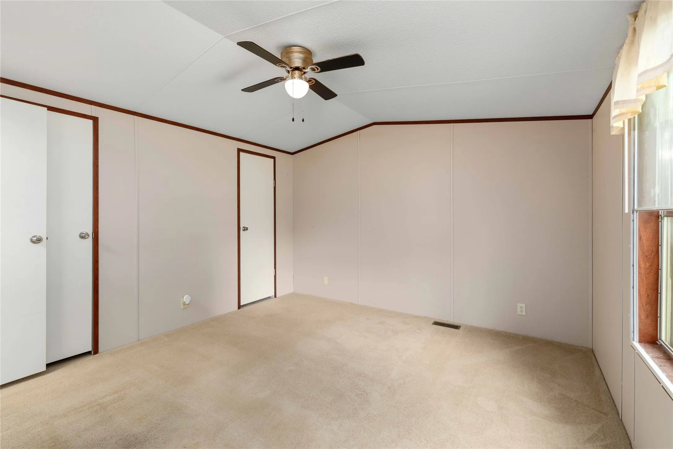 Mobile Home For Sale in Comanche County , 500 N Moreland Street, De Leon, Texas 76444, 2 Bedroom, 2 Bathroom, Garage spaces, 960 Sqft, built in 2014, mls#21335351, Real Estate Agent in De Leon, Homes For Sale in Comanche county, Homes For Sale in De Leon, Realtor in De Leon Texas, Real Estate Brokerage Independent Realty Texas, Luminita Cordes Realtor
