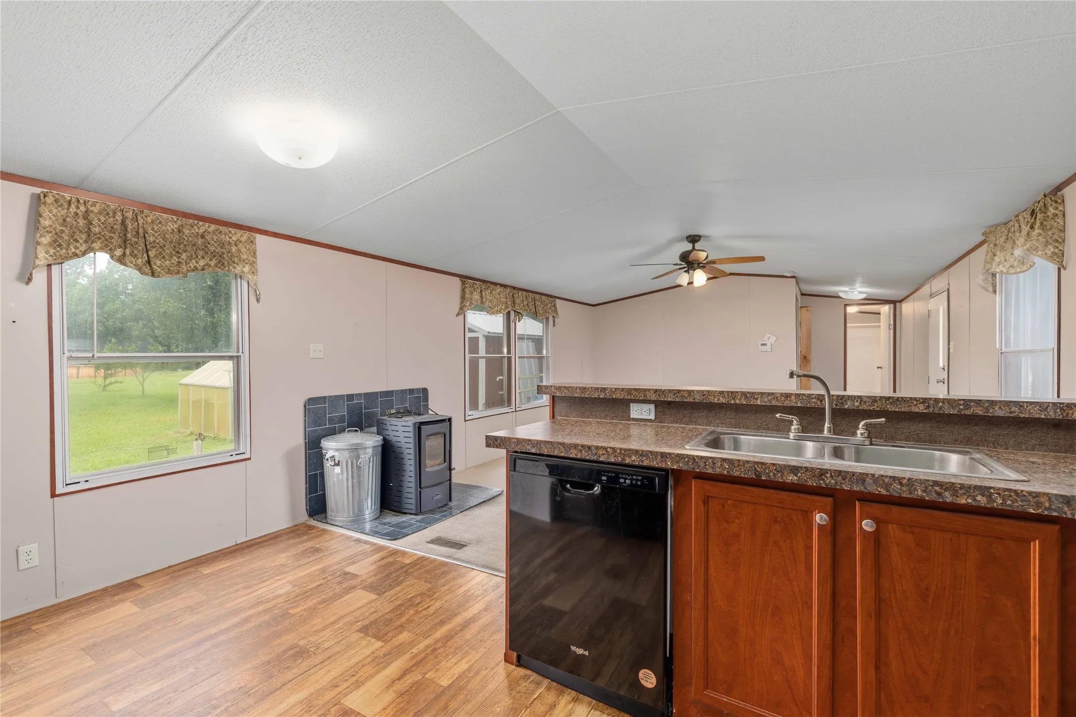Mobile Home For Sale in Comanche County , 500 N Moreland Street, De Leon, Texas 76444, 2 Bedroom, 2 Bathroom, Garage spaces, 960 Sqft, built in 2014, mls#21335351, Real Estate Agent in De Leon, Homes For Sale in Comanche county, Homes For Sale in De Leon, Realtor in De Leon Texas, Real Estate Brokerage Independent Realty Texas, Luminita Cordes Realtor