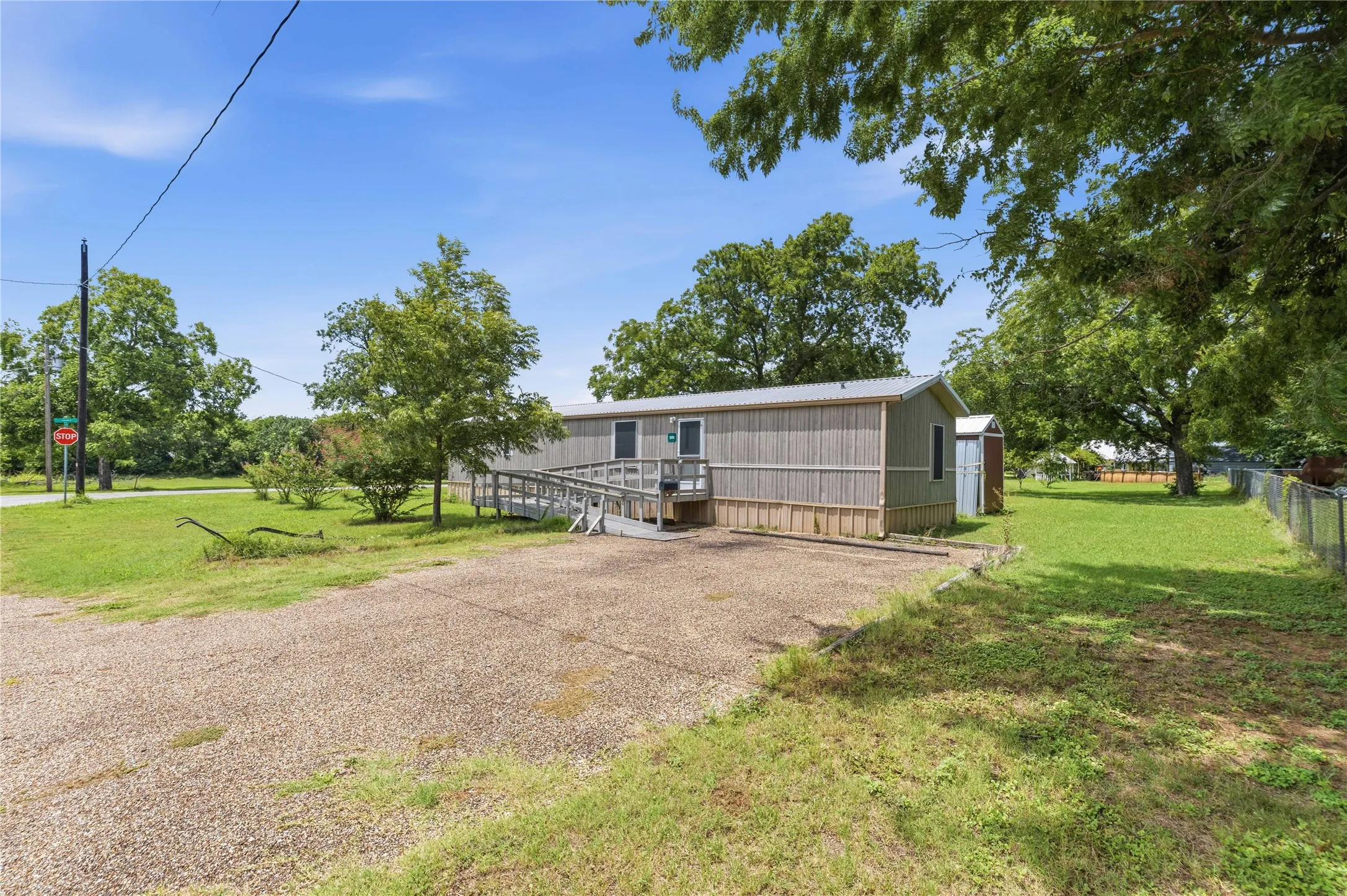 Mobile Home For Sale in Comanche County , 500 N Moreland Street, De Leon, Texas 76444, 2 Bedroom, 2 Bathroom, Garage spaces, 960 Sqft, built in 2014, mls#21335351, Real Estate Agent in De Leon, Homes For Sale in Comanche county, Homes For Sale in De Leon, Realtor in De Leon Texas, Real Estate Brokerage Independent Realty Texas, Luminita Cordes Realtor