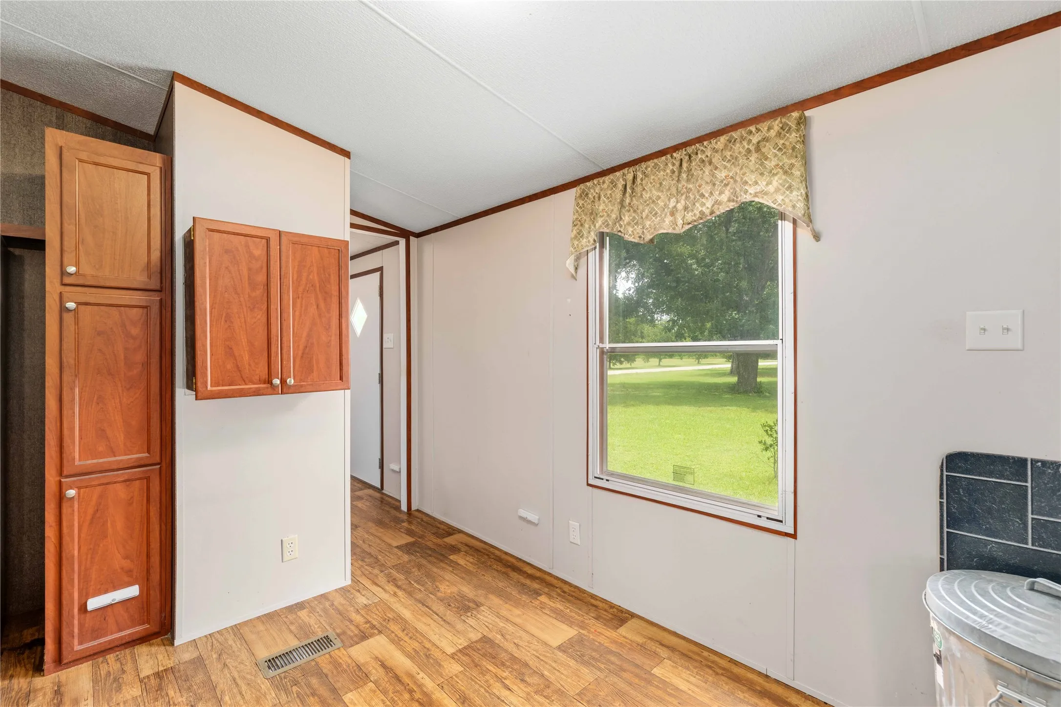 Mobile Home For Sale in Comanche County , 500 N Moreland Street, De Leon, Texas 76444, 2 Bedroom, 2 Bathroom, Garage spaces, 960 Sqft, built in 2014, mls#21335351, Real Estate Agent in De Leon, Homes For Sale in Comanche county, Homes For Sale in De Leon, Realtor in De Leon Texas, Real Estate Brokerage Independent Realty Texas, Luminita Cordes Realtor