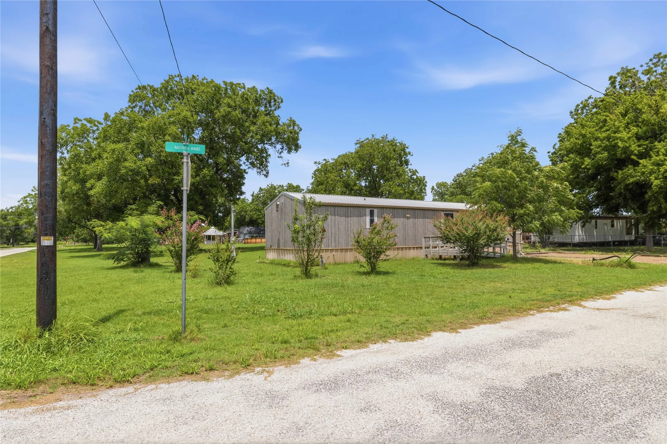 Mobile Home For Sale in Comanche County , 500 N Moreland Street, De Leon, Texas 76444, 2 Bedroom, 2 Bathroom, Garage spaces, 960 Sqft, built in 2014, mls#21335351, Real Estate Agent in De Leon, Homes For Sale in Comanche county, Homes For Sale in De Leon, Realtor in De Leon Texas, Real Estate Brokerage Independent Realty Texas, Luminita Cordes Realtor
