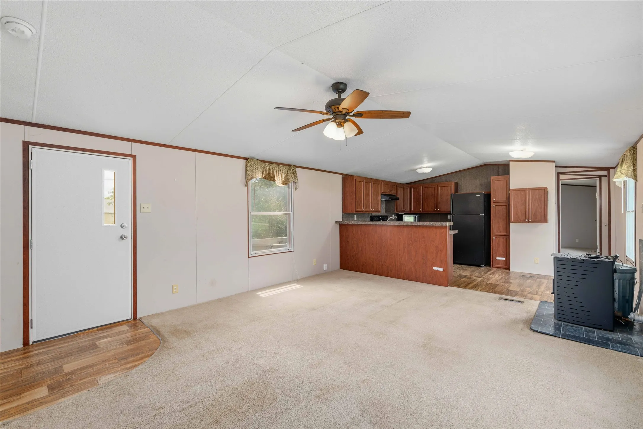 Mobile Home For Sale in Comanche County , 500 N Moreland Street, De Leon, Texas 76444, 2 Bedroom, 2 Bathroom, Garage spaces, 960 Sqft, built in 2014, mls#21335351, Real Estate Agent in De Leon, Homes For Sale in Comanche county, Homes For Sale in De Leon, Realtor in De Leon Texas, Real Estate Brokerage Independent Realty Texas, Luminita Cordes Realtor