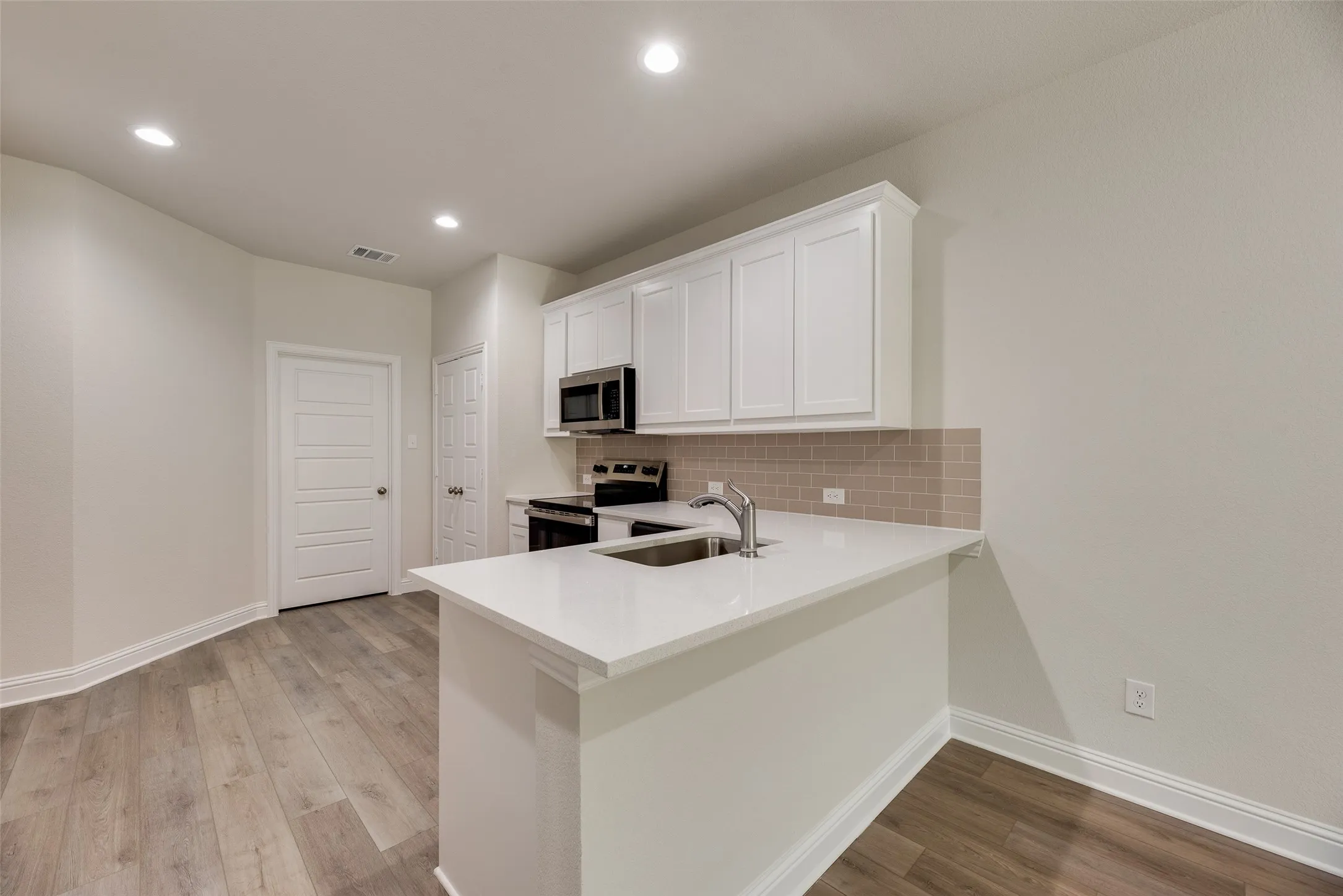 Townhouse For Rent in Tarrant County , 6918 Yellow Hammer Way, Arlington, Texas 76001, 3 Bedroom, 3 Bathroom, 2 Garage spaces, 1,860 Sqft, built in 2026, mls#21342589, Real Estate Agent in Arlington, Homes For Rent in Tarrant county, Homes For Rent in Arlington, Realtor in Arlington Texas, Real Estate Brokerage Independent Realty Texas, Luminita Cordes Realtor