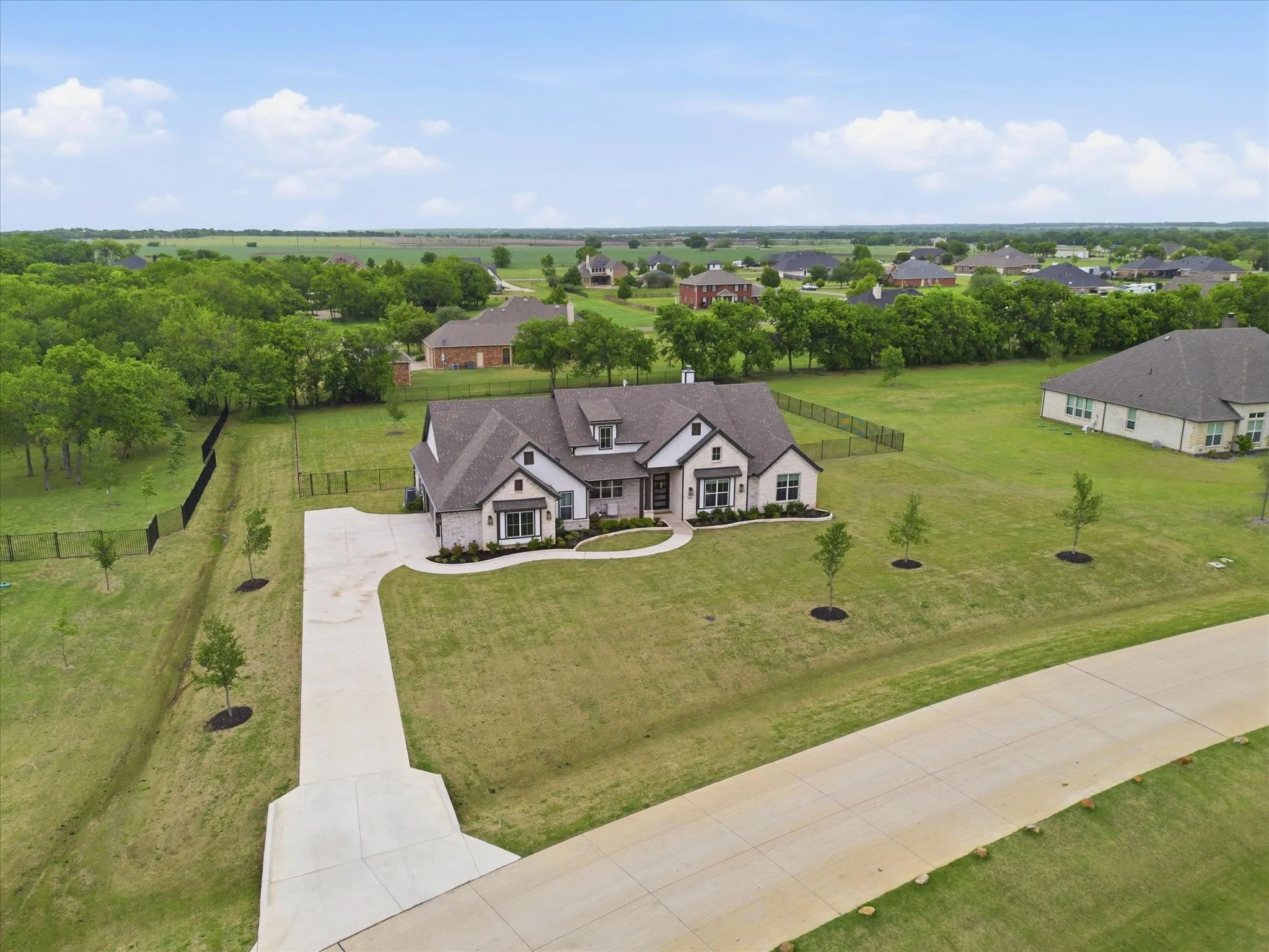 Single Family Residence For Sale in Grayson County , 300 Waterview Drive, Gunter, Texas 75058, 4 Bedroom, 3 Bathroom, 3 Garage spaces, 2,784 Sqft, built in 2023, mls#21342220, Real Estate Agent in Gunter, Homes For Sale in Grayson county, Homes For Sale in Gunter, Realtor in Gunter Texas, Real Estate Brokerage Independent Realty Texas, Luminita Cordes Realtor