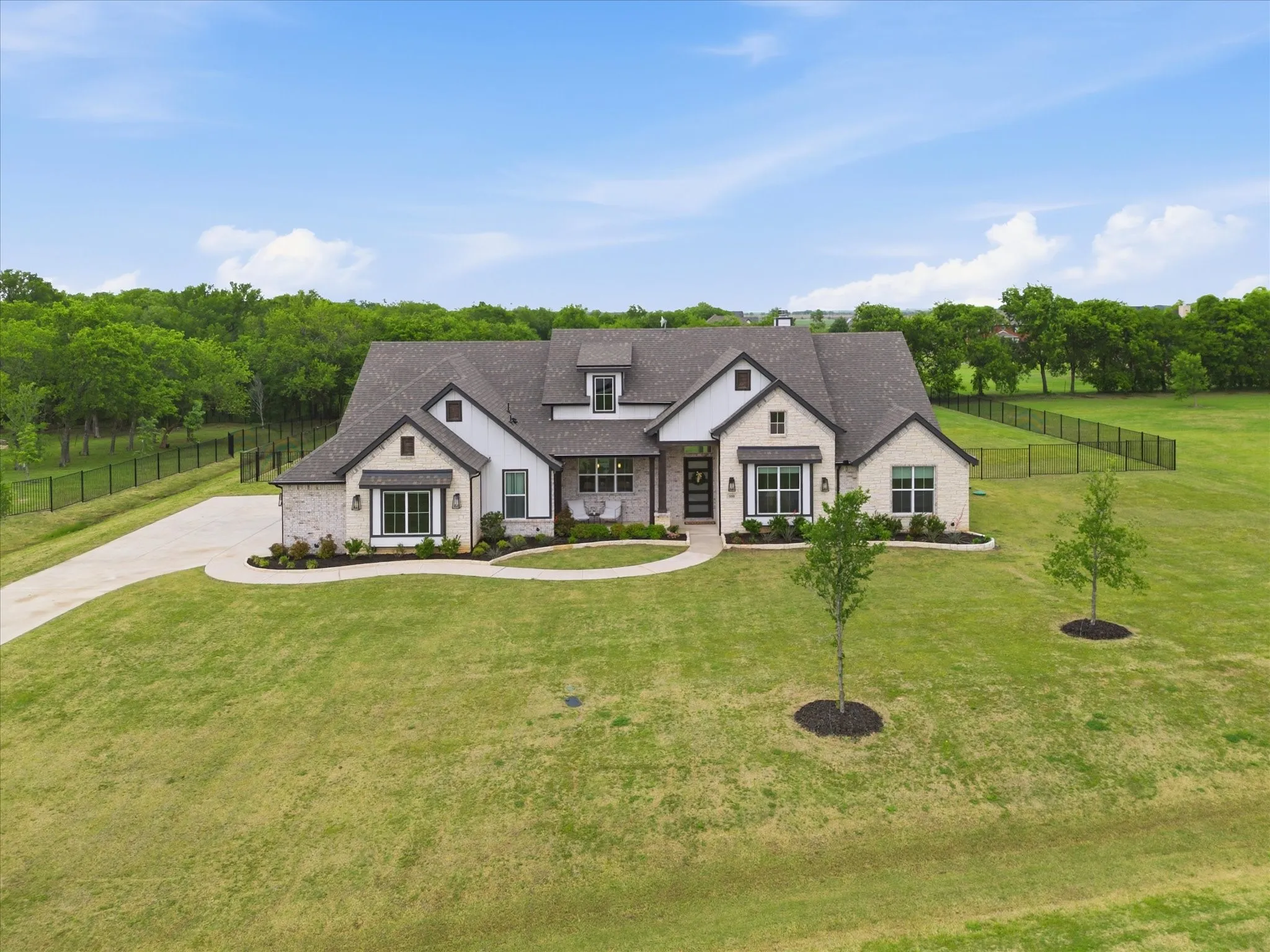 Single Family Residence For Sale in Grayson County , 300 Waterview Drive, Gunter, Texas 75058, 4 Bedroom, 3 Bathroom, 3 Garage spaces, 2,784 Sqft, built in 2023, mls#21342220, Real Estate Agent in Gunter, Homes For Sale in Grayson county, Homes For Sale in Gunter, Realtor in Gunter Texas, Real Estate Brokerage Independent Realty Texas, Luminita Cordes Realtor