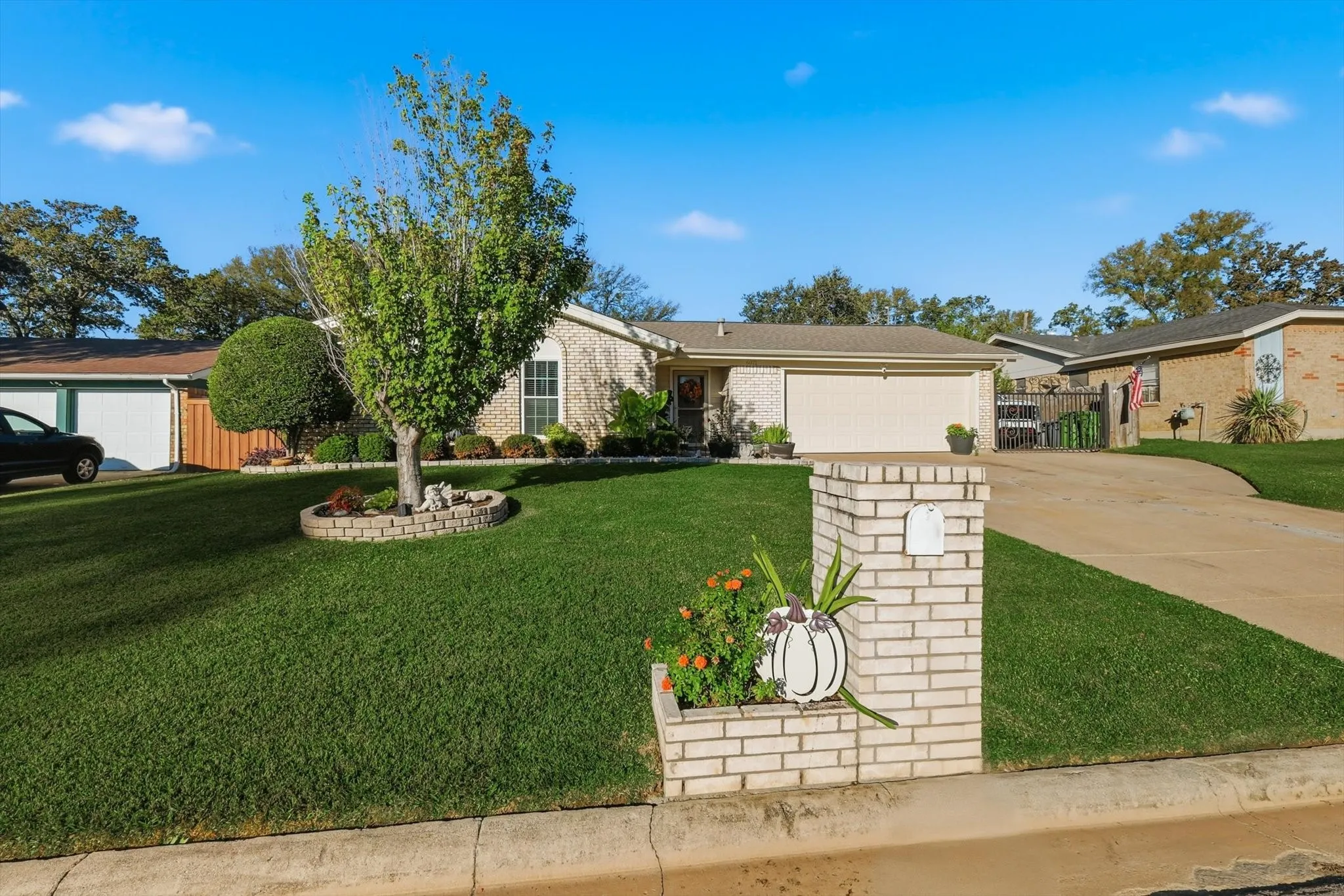 Single Family Residence For Sale in Tarrant County , 6971 Cox Lane, North Richland Hills, Texas 76182, 3 Bedroom, 2 Bathroom, 2 Garage spaces, 1,252 Sqft, built in 1969, mls#21342623, Real Estate Agent in North Richland Hills, Homes For Sale in Tarrant county, Homes For Sale in North Richland Hills, Realtor in North Richland Hills Texas, Real Estate Brokerage Independent Realty Texas, Luminita Cordes Realtor