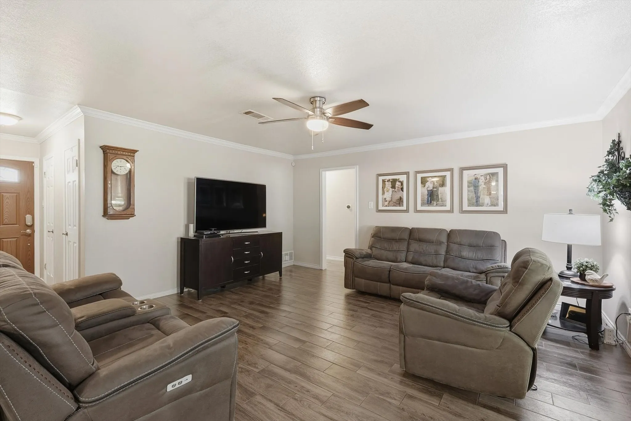 Single Family Residence For Sale in Tarrant County , 6971 Cox Lane, North Richland Hills, Texas 76182, 3 Bedroom, 2 Bathroom, 2 Garage spaces, 1,252 Sqft, built in 1969, mls#21342623, Real Estate Agent in North Richland Hills, Homes For Sale in Tarrant county, Homes For Sale in North Richland Hills, Realtor in North Richland Hills Texas, Real Estate Brokerage Independent Realty Texas, Luminita Cordes Realtor