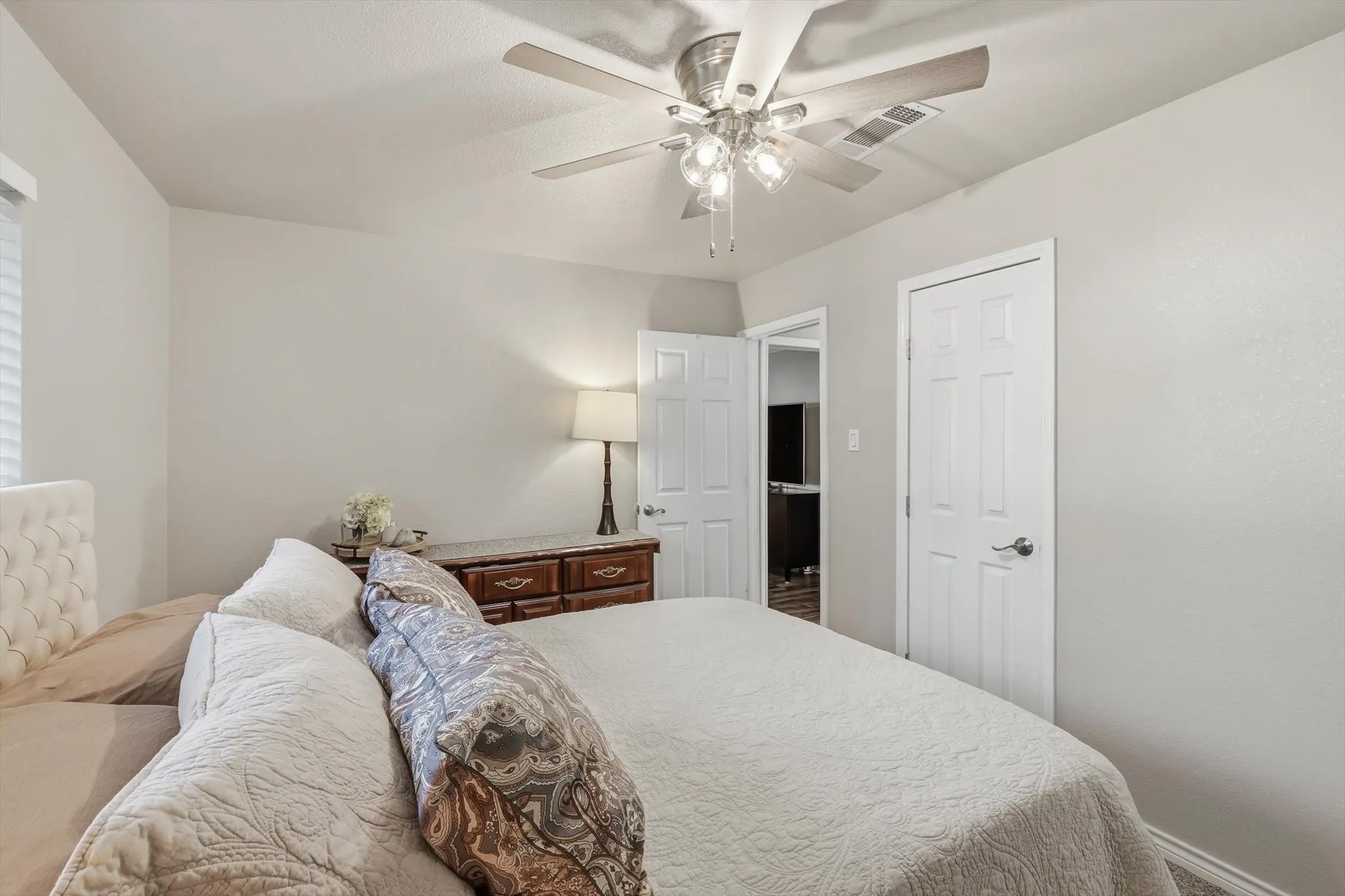 Single Family Residence For Sale in Tarrant County , 6971 Cox Lane, North Richland Hills, Texas 76182, 3 Bedroom, 2 Bathroom, 2 Garage spaces, 1,252 Sqft, built in 1969, mls#21342623, Real Estate Agent in North Richland Hills, Homes For Sale in Tarrant county, Homes For Sale in North Richland Hills, Realtor in North Richland Hills Texas, Real Estate Brokerage Independent Realty Texas, Luminita Cordes Realtor