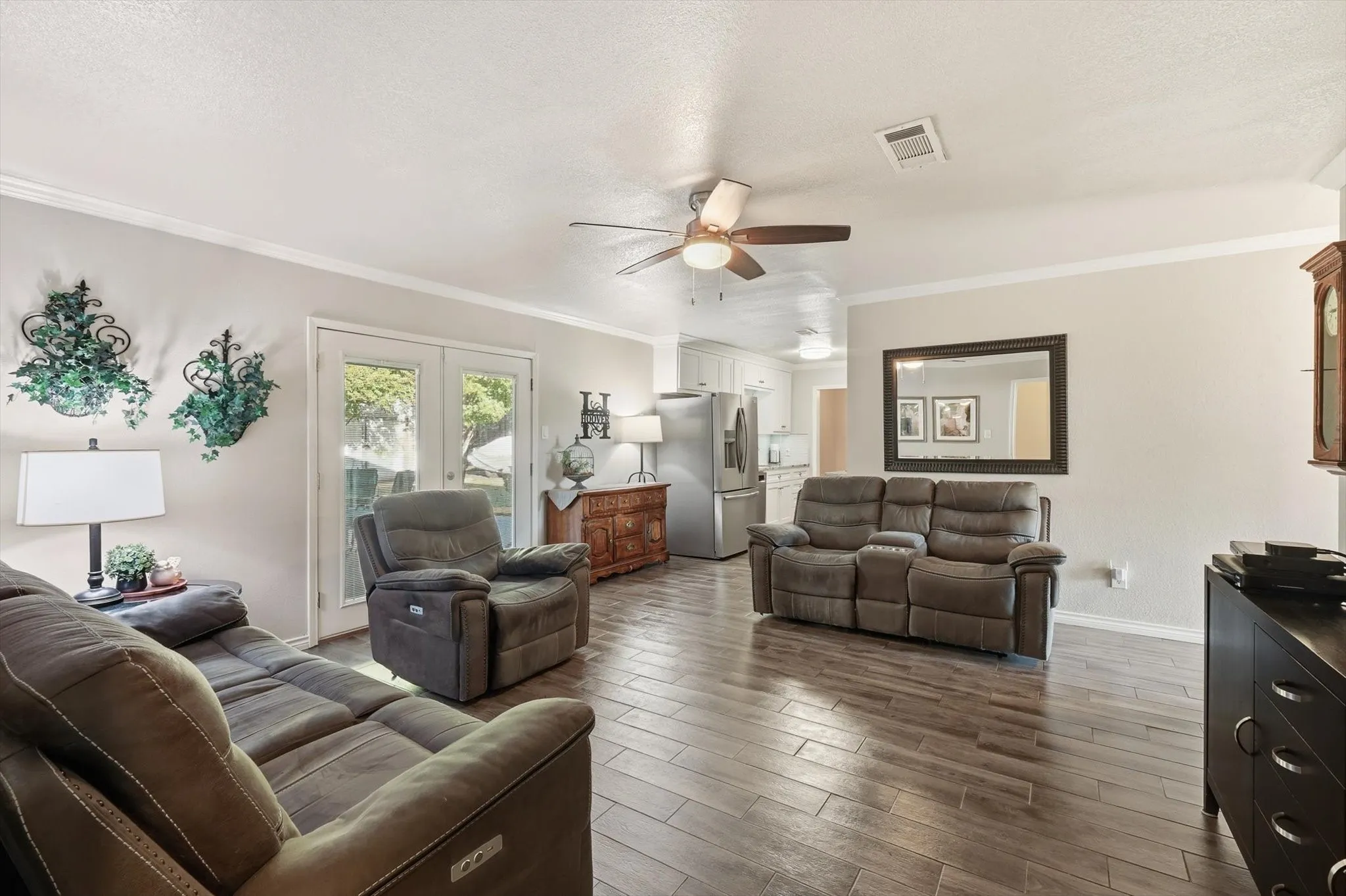 Single Family Residence For Sale in Tarrant County , 6971 Cox Lane, North Richland Hills, Texas 76182, 3 Bedroom, 2 Bathroom, 2 Garage spaces, 1,252 Sqft, built in 1969, mls#21342623, Real Estate Agent in North Richland Hills, Homes For Sale in Tarrant county, Homes For Sale in North Richland Hills, Realtor in North Richland Hills Texas, Real Estate Brokerage Independent Realty Texas, Luminita Cordes Realtor