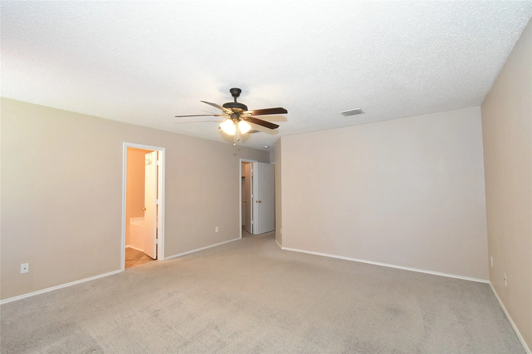 Single Family Residence For Rent in Tarrant County , 1130 Seneca Drive, Arlington, Texas 76017, 3 Bedroom, 2 Bathroom, 2 Garage spaces, 1,868 Sqft, built in 2003, mls#21321916, Real Estate Agent in Arlington, Homes For Rent in Tarrant county, Homes For Rent in Arlington, Realtor in Arlington Texas, Real Estate Brokerage Independent Realty Texas, Luminita Cordes Realtor