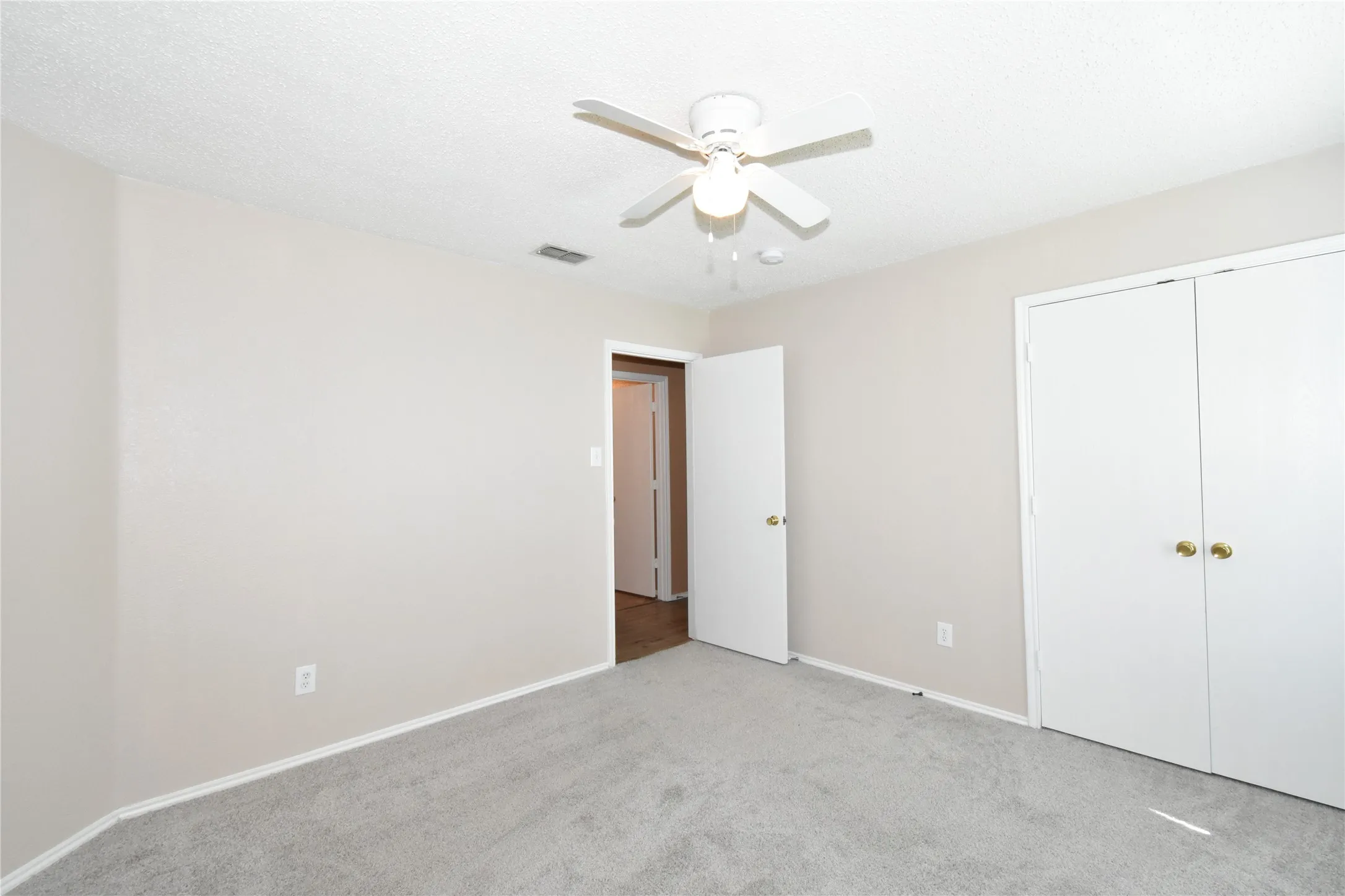 Single Family Residence For Rent in Tarrant County , 1130 Seneca Drive, Arlington, Texas 76017, 3 Bedroom, 2 Bathroom, 2 Garage spaces, 1,868 Sqft, built in 2003, mls#21321916, Real Estate Agent in Arlington, Homes For Rent in Tarrant county, Homes For Rent in Arlington, Realtor in Arlington Texas, Real Estate Brokerage Independent Realty Texas, Luminita Cordes Realtor