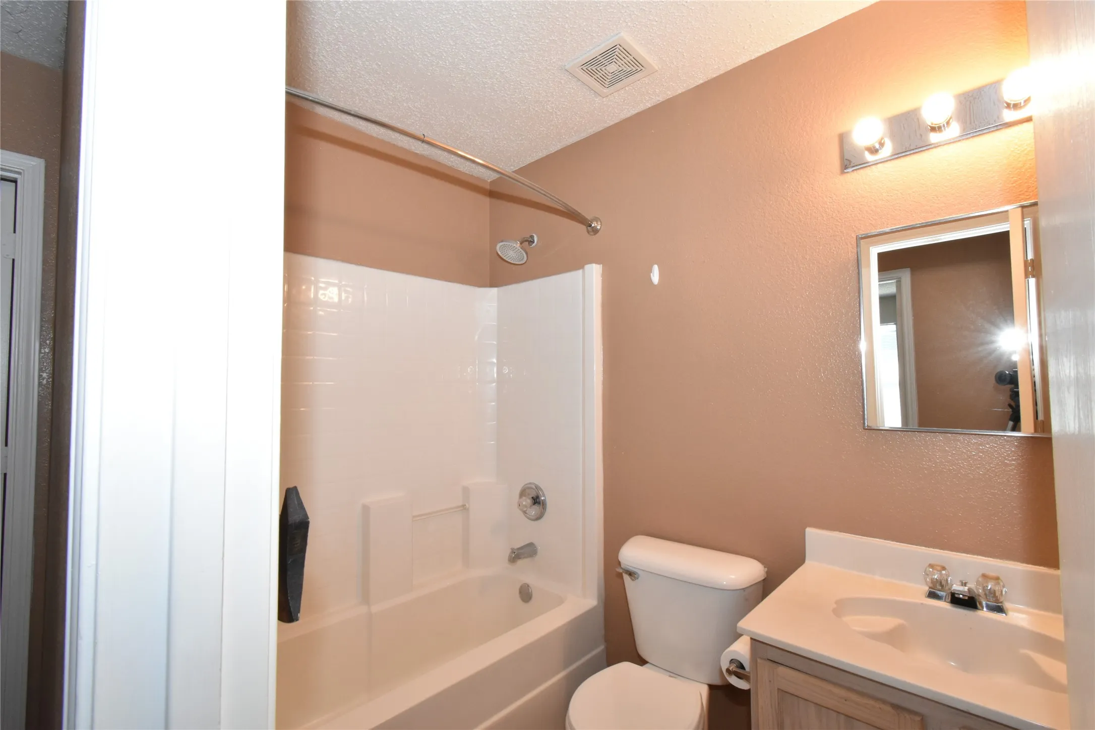 Single Family Residence For Rent in Tarrant County , 1130 Seneca Drive, Arlington, Texas 76017, 3 Bedroom, 2 Bathroom, 2 Garage spaces, 1,868 Sqft, built in 2003, mls#21321916, Real Estate Agent in Arlington, Homes For Rent in Tarrant county, Homes For Rent in Arlington, Realtor in Arlington Texas, Real Estate Brokerage Independent Realty Texas, Luminita Cordes Realtor
