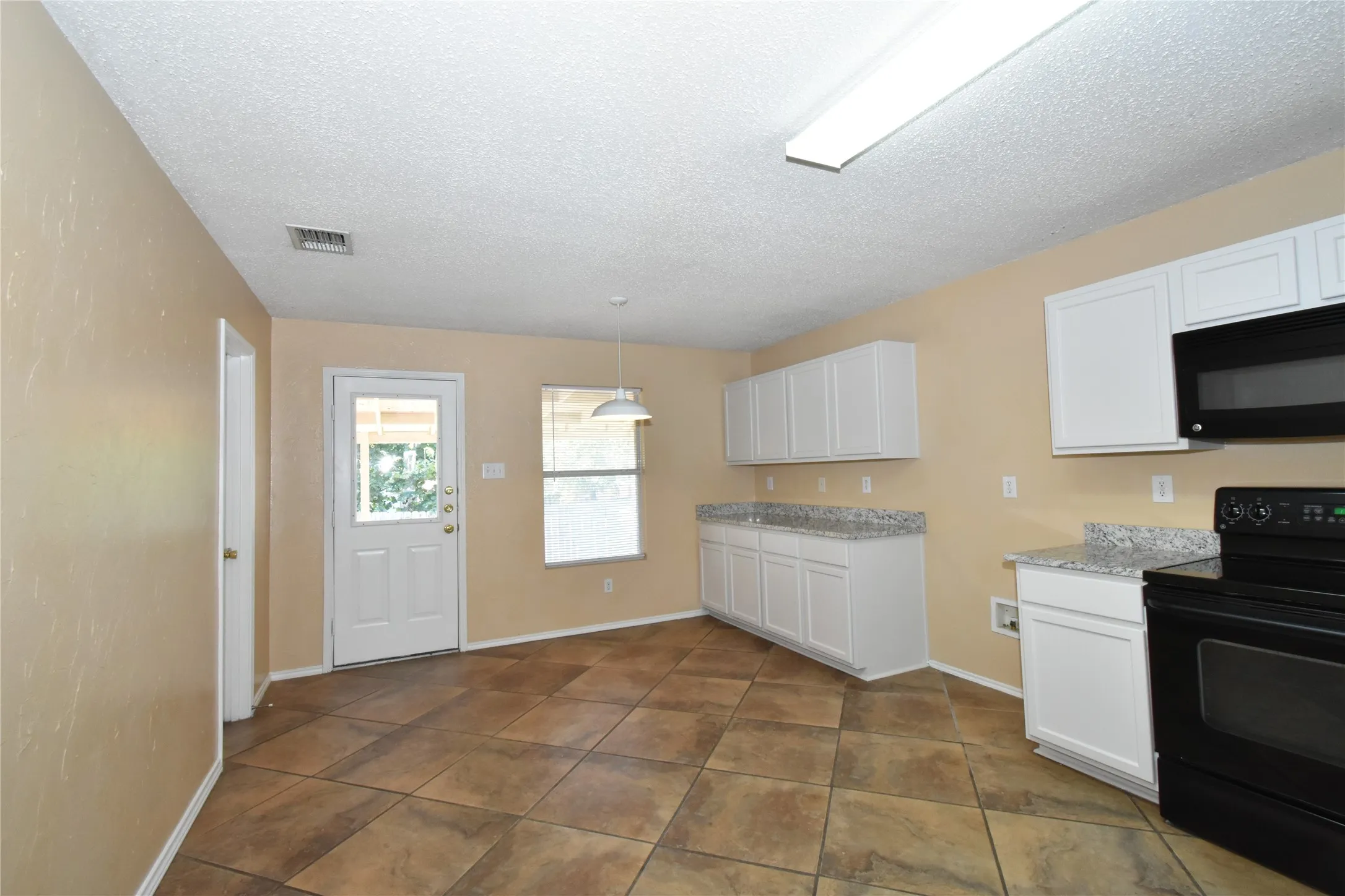 Single Family Residence For Rent in Tarrant County , 1130 Seneca Drive, Arlington, Texas 76017, 3 Bedroom, 2 Bathroom, 2 Garage spaces, 1,868 Sqft, built in 2003, mls#21321916, Real Estate Agent in Arlington, Homes For Rent in Tarrant county, Homes For Rent in Arlington, Realtor in Arlington Texas, Real Estate Brokerage Independent Realty Texas, Luminita Cordes Realtor