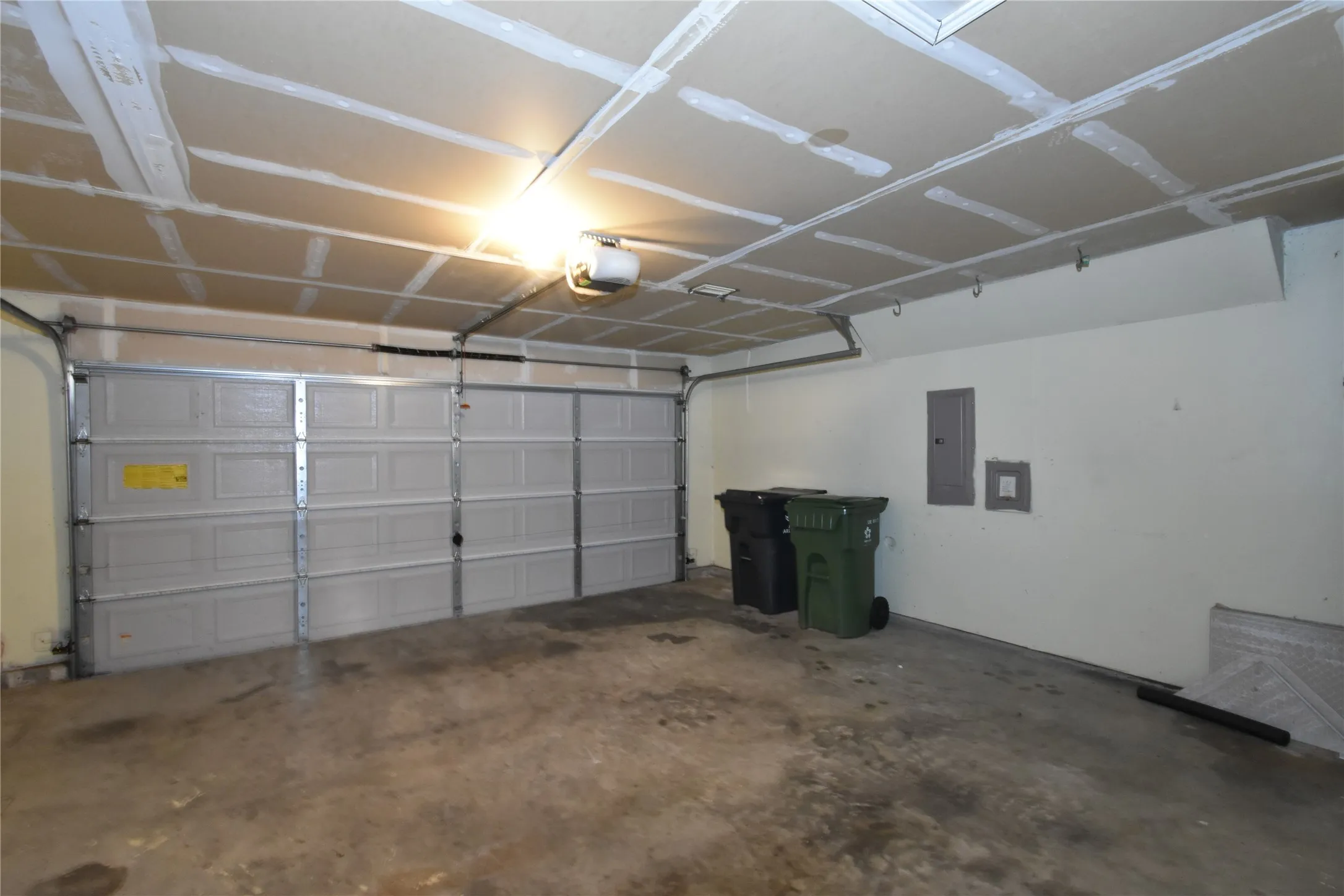 Single Family Residence For Rent in Tarrant County , 1130 Seneca Drive, Arlington, Texas 76017, 3 Bedroom, 2 Bathroom, 2 Garage spaces, 1,868 Sqft, built in 2003, mls#21321916, Real Estate Agent in Arlington, Homes For Rent in Tarrant county, Homes For Rent in Arlington, Realtor in Arlington Texas, Real Estate Brokerage Independent Realty Texas, Luminita Cordes Realtor