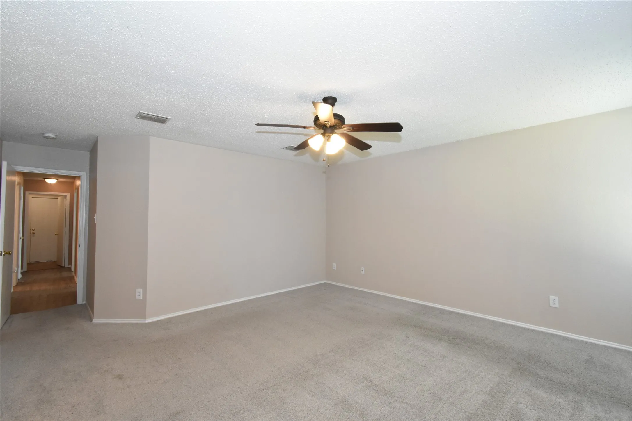 Single Family Residence For Rent in Tarrant County , 1130 Seneca Drive, Arlington, Texas 76017, 3 Bedroom, 2 Bathroom, 2 Garage spaces, 1,868 Sqft, built in 2003, mls#21321916, Real Estate Agent in Arlington, Homes For Rent in Tarrant county, Homes For Rent in Arlington, Realtor in Arlington Texas, Real Estate Brokerage Independent Realty Texas, Luminita Cordes Realtor