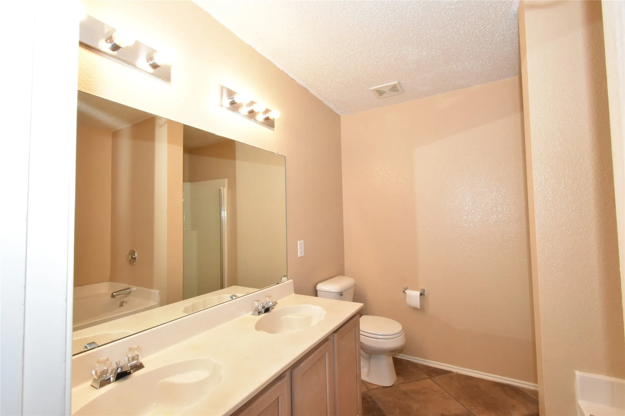 Single Family Residence For Rent in Tarrant County , 1130 Seneca Drive, Arlington, Texas 76017, 3 Bedroom, 2 Bathroom, 2 Garage spaces, 1,868 Sqft, built in 2003, mls#21321916, Real Estate Agent in Arlington, Homes For Rent in Tarrant county, Homes For Rent in Arlington, Realtor in Arlington Texas, Real Estate Brokerage Independent Realty Texas, Luminita Cordes Realtor