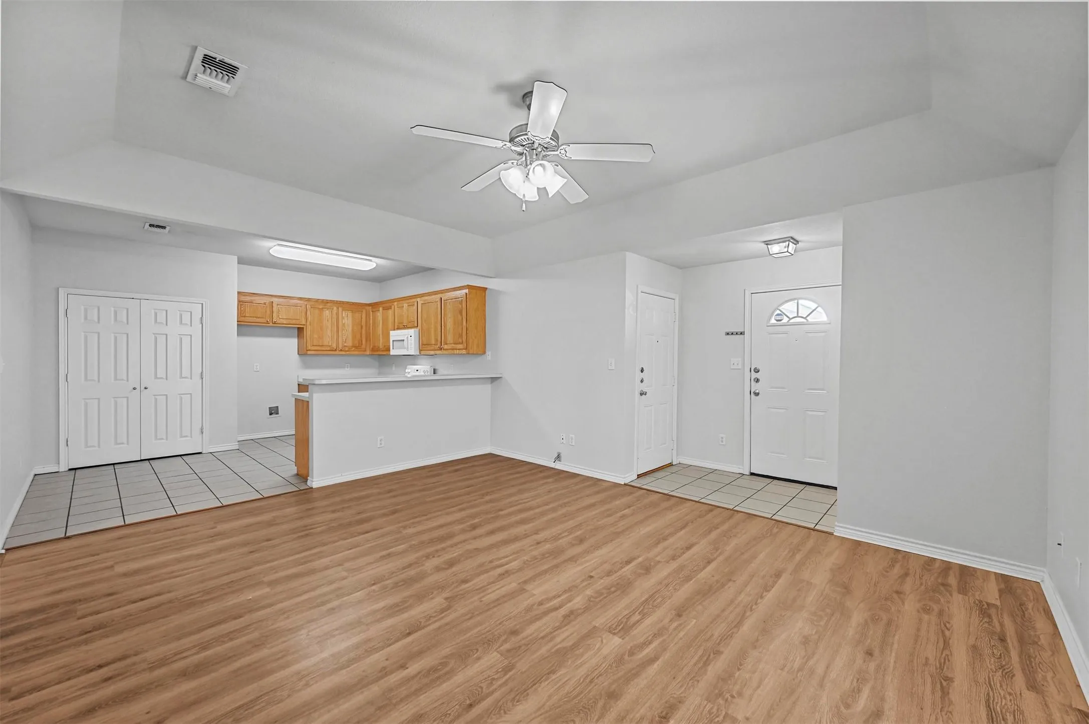 Duplex For Rent in Grayson County , 514 Harris Street, Gunter, Texas 75058, 3 Bedroom, 2 Bathroom, 2 Garage spaces, 1,136 Sqft, built in 2009, mls#21342629, Real Estate Agent in Gunter, Homes For Rent in Grayson county, Homes For Rent in Gunter, Realtor in Gunter Texas, Real Estate Brokerage Independent Realty Texas, Luminita Cordes Realtor