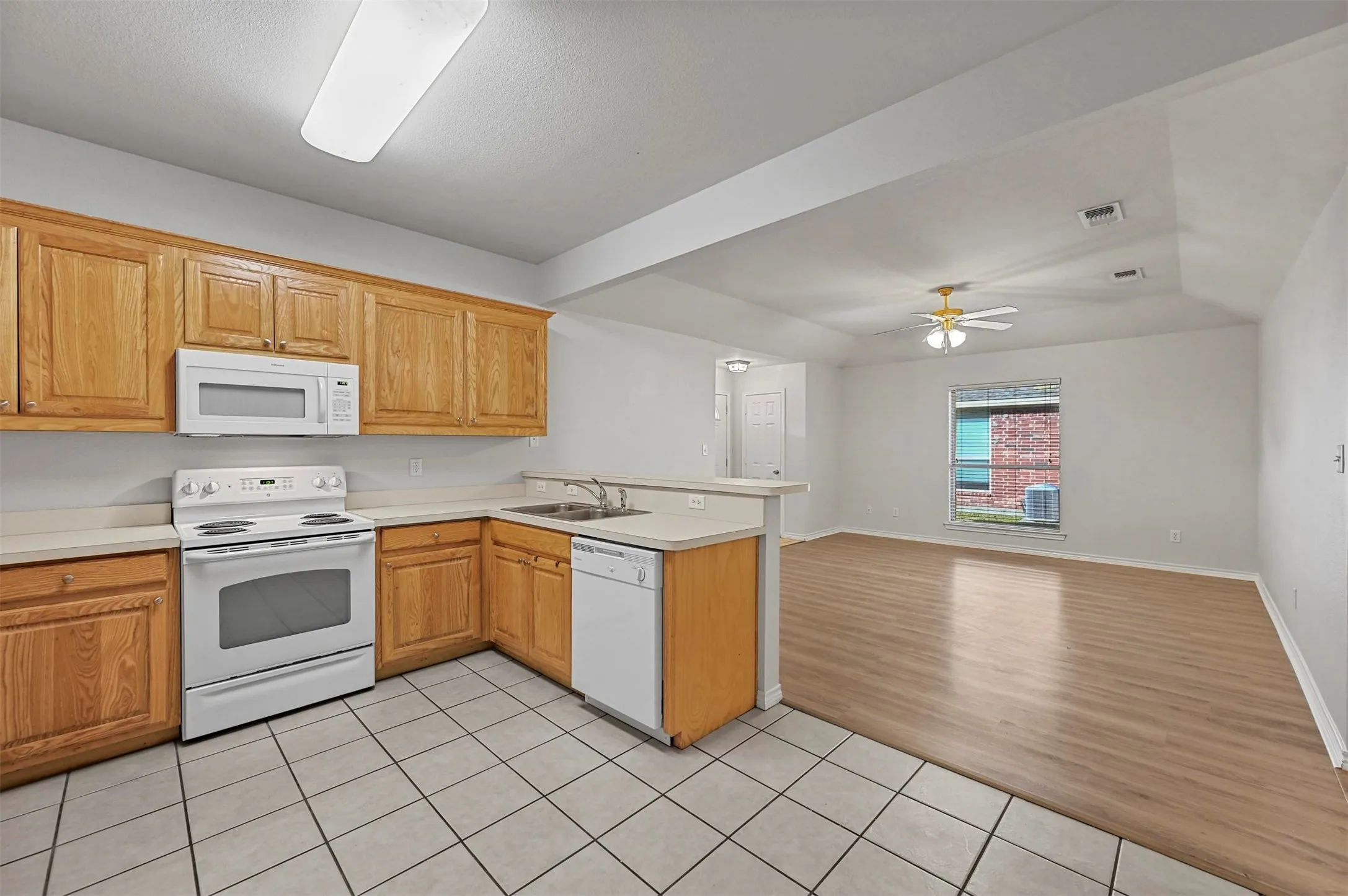 Duplex For Rent in Grayson County , 514 Harris Street, Gunter, Texas 75058, 3 Bedroom, 2 Bathroom, 2 Garage spaces, 1,136 Sqft, built in 2009, mls#21342629, Real Estate Agent in Gunter, Homes For Rent in Grayson county, Homes For Rent in Gunter, Realtor in Gunter Texas, Real Estate Brokerage Independent Realty Texas, Luminita Cordes Realtor