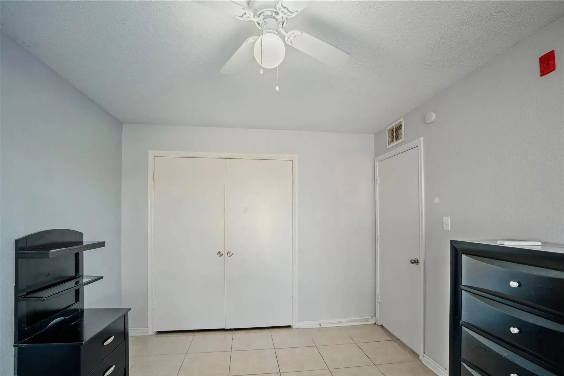 Apartment For Rent in Tarrant County , 150 S Main Street 206, Euless, Texas 76040, 1 Bedroom, 1 Bathroom, Garage spaces, 800 Sqft, built in 1964, mls#21315784, Real Estate Agent in Euless, Homes For Rent in Tarrant county, Homes For Rent in Euless, Realtor in Euless Texas, Real Estate Brokerage Independent Realty Texas, Luminita Cordes Realtor