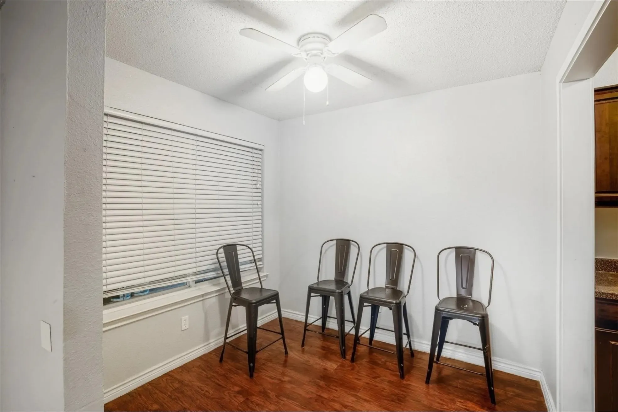 Apartment For Rent in Tarrant County , 150 S Main Street 206, Euless, Texas 76040, 1 Bedroom, 1 Bathroom, Garage spaces, 800 Sqft, built in 1964, mls#21315784, Real Estate Agent in Euless, Homes For Rent in Tarrant county, Homes For Rent in Euless, Realtor in Euless Texas, Real Estate Brokerage Independent Realty Texas, Luminita Cordes Realtor