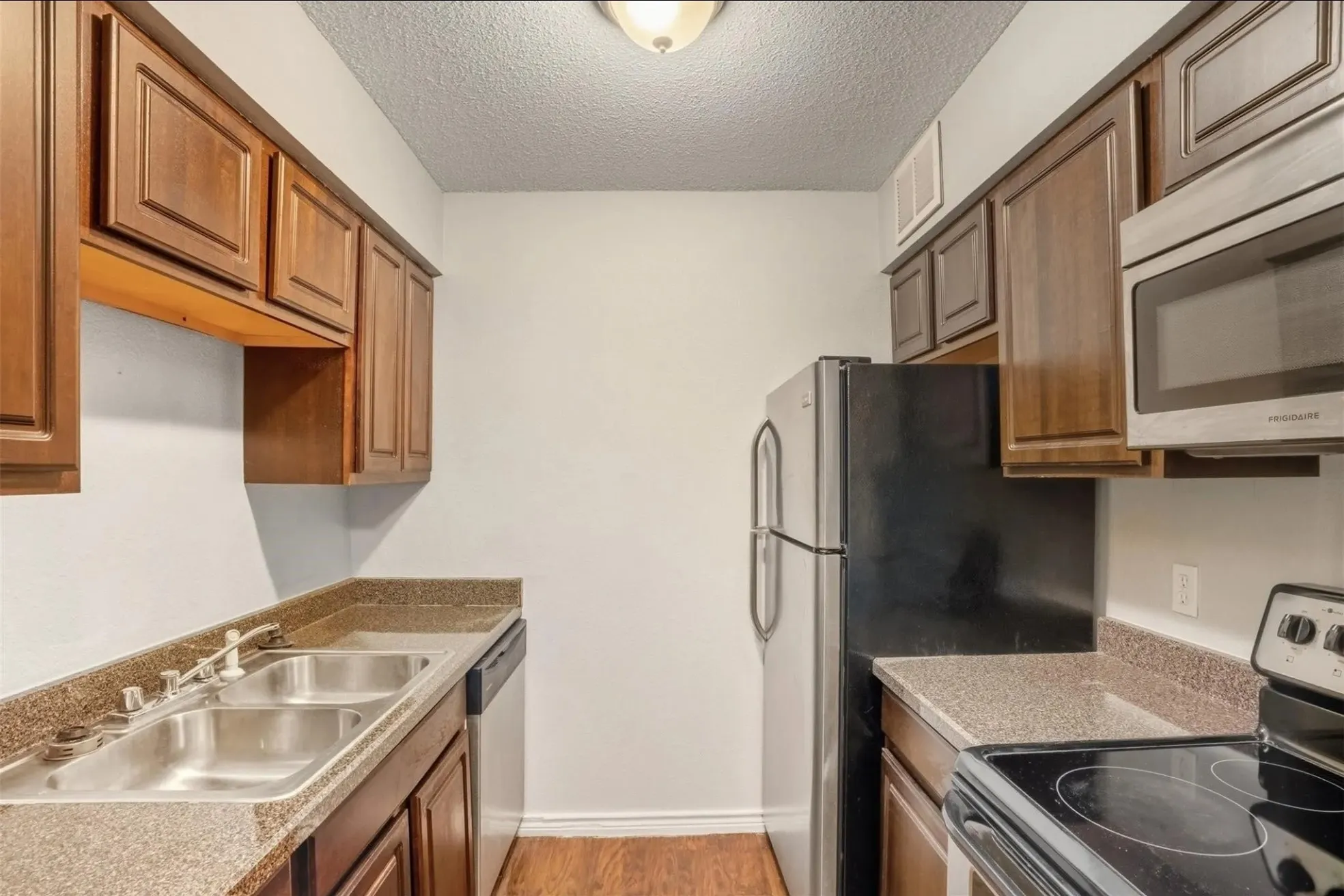 Apartment For Rent in Tarrant County , 150 S Main Street 206, Euless, Texas 76040, 1 Bedroom, 1 Bathroom, Garage spaces, 800 Sqft, built in 1964, mls#21315784, Real Estate Agent in Euless, Homes For Rent in Tarrant county, Homes For Rent in Euless, Realtor in Euless Texas, Real Estate Brokerage Independent Realty Texas, Luminita Cordes Realtor
