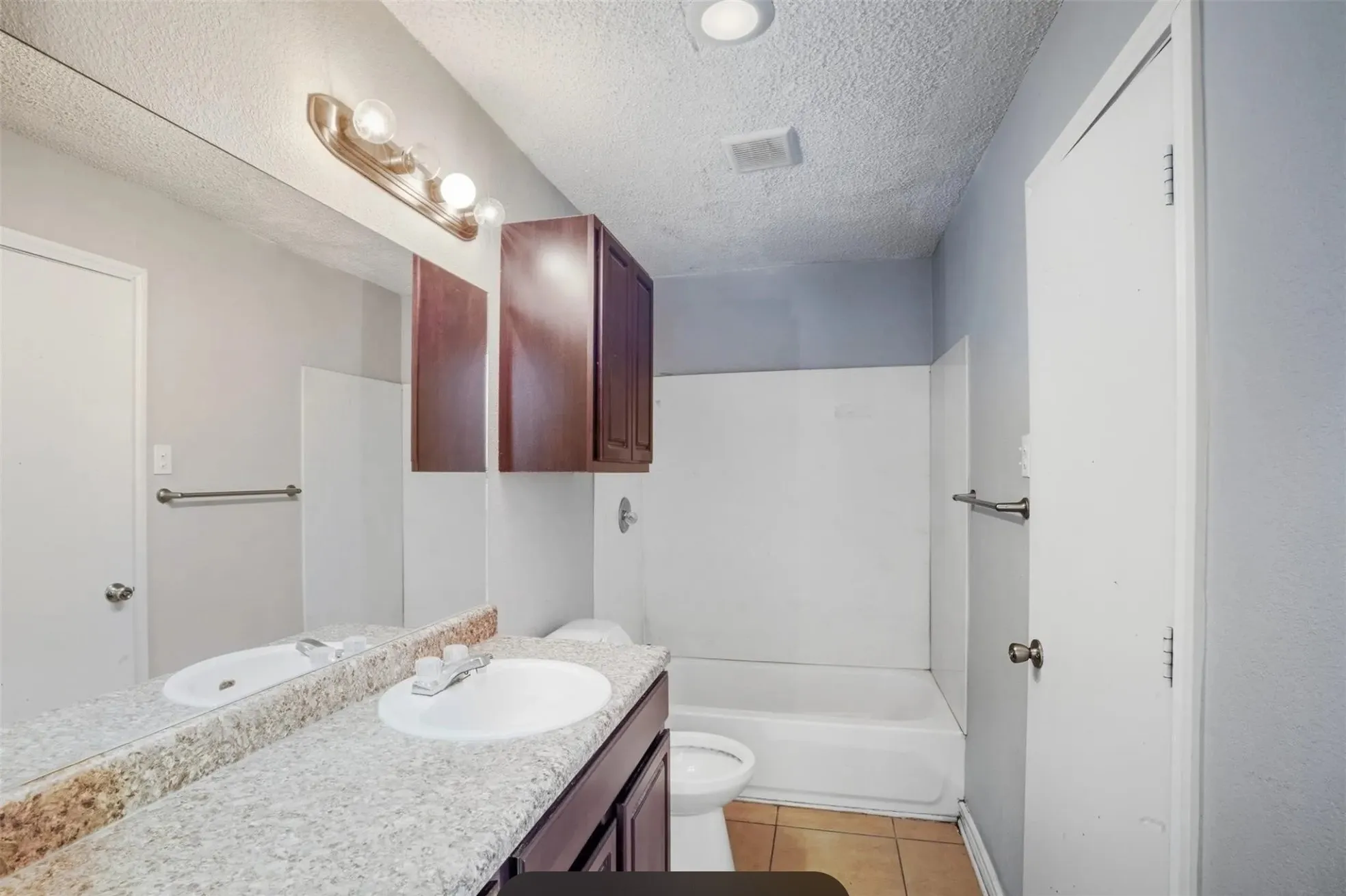 Apartment For Rent in Tarrant County , 150 S Main Street 206, Euless, Texas 76040, 1 Bedroom, 1 Bathroom, Garage spaces, 800 Sqft, built in 1964, mls#21315784, Real Estate Agent in Euless, Homes For Rent in Tarrant county, Homes For Rent in Euless, Realtor in Euless Texas, Real Estate Brokerage Independent Realty Texas, Luminita Cordes Realtor