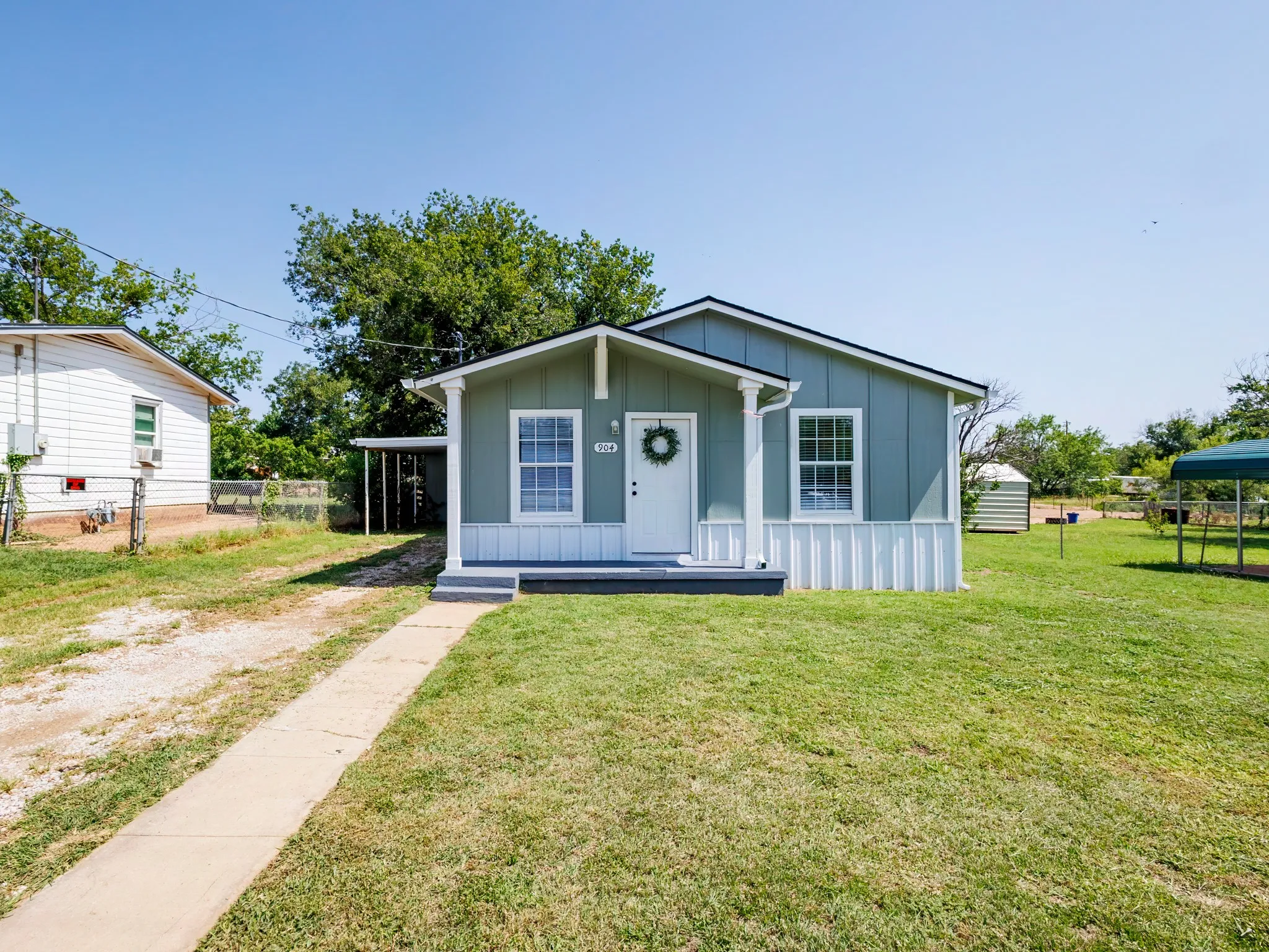Single Family Residence For Sale in Coleman County , 904 W 1st Street, Coleman, Texas 76834, 3 Bedroom, 2 Bathroom, Garage spaces, 1,056 Sqft, built in 1950, mls#21338348, Real Estate Agent in Coleman, Homes For Sale in Coleman county, Homes For Sale in Coleman, Realtor in Coleman Texas, Real Estate Brokerage Independent Realty Texas, Luminita Cordes Realtor
