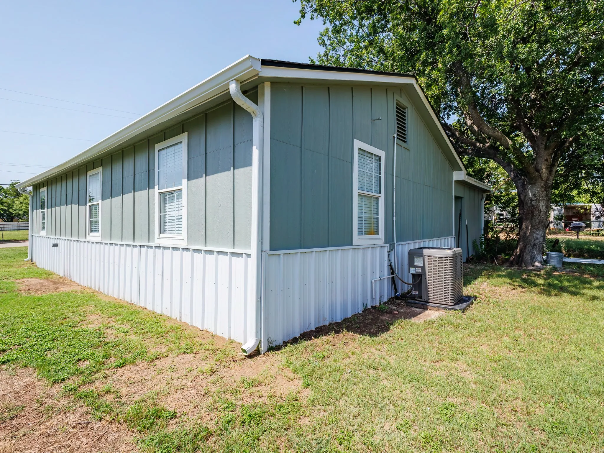 Single Family Residence For Sale in Coleman County , 904 W 1st Street, Coleman, Texas 76834, 3 Bedroom, 2 Bathroom, Garage spaces, 1,056 Sqft, built in 1950, mls#21338348, Real Estate Agent in Coleman, Homes For Sale in Coleman county, Homes For Sale in Coleman, Realtor in Coleman Texas, Real Estate Brokerage Independent Realty Texas, Luminita Cordes Realtor