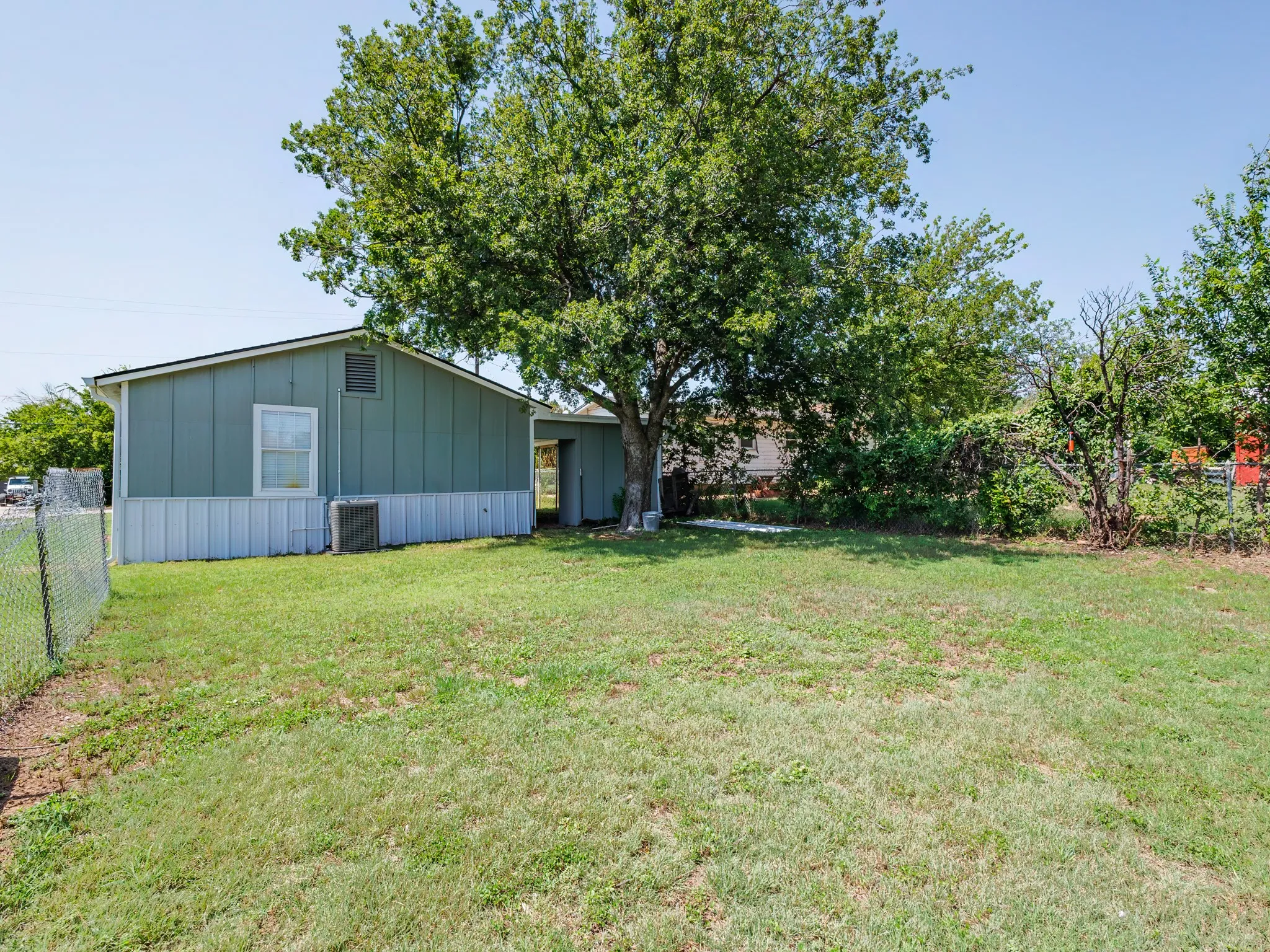 Single Family Residence For Sale in Coleman County , 904 W 1st Street, Coleman, Texas 76834, 3 Bedroom, 2 Bathroom, Garage spaces, 1,056 Sqft, built in 1950, mls#21338348, Real Estate Agent in Coleman, Homes For Sale in Coleman county, Homes For Sale in Coleman, Realtor in Coleman Texas, Real Estate Brokerage Independent Realty Texas, Luminita Cordes Realtor