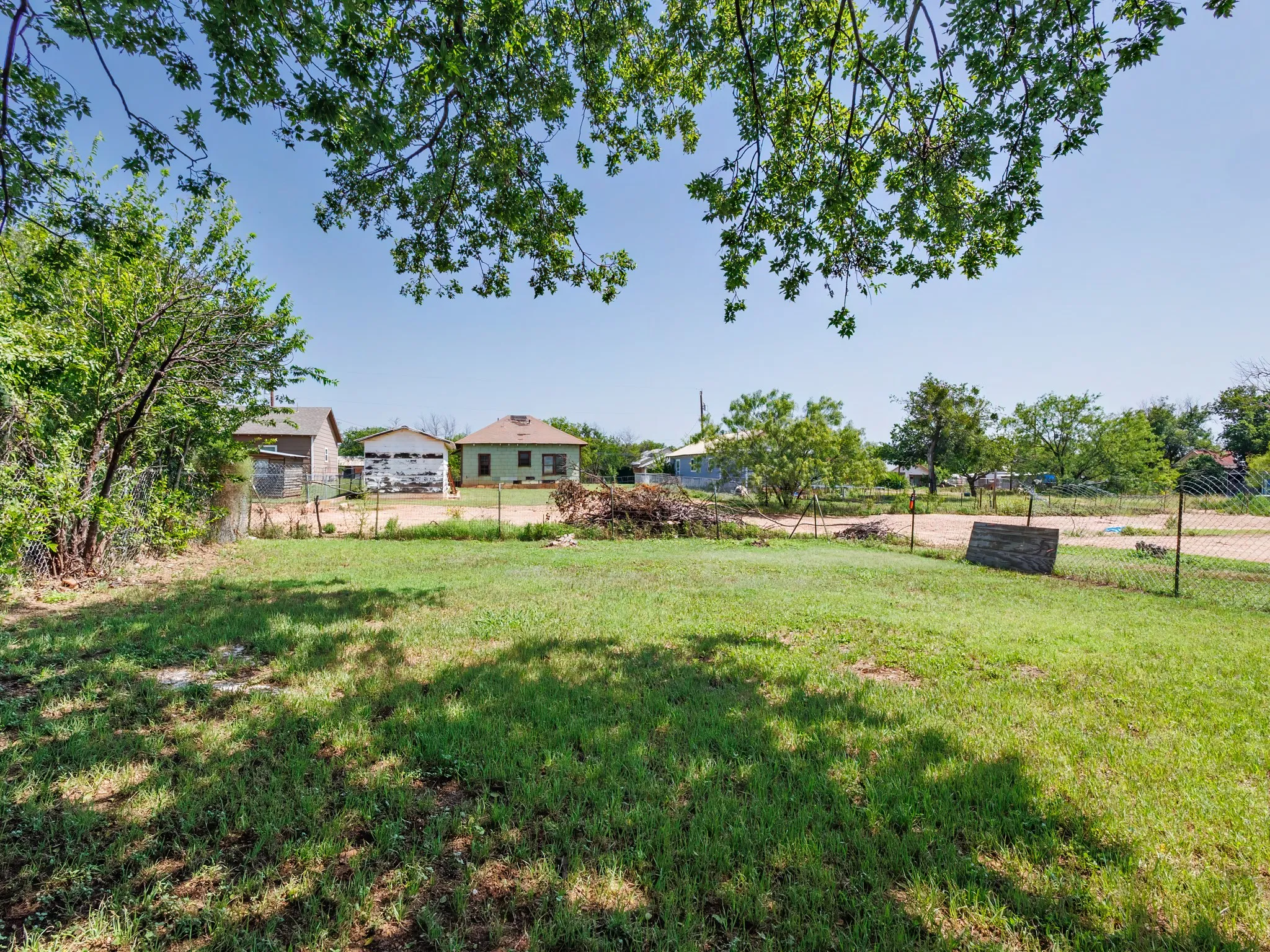Single Family Residence For Sale in Coleman County , 904 W 1st Street, Coleman, Texas 76834, 3 Bedroom, 2 Bathroom, Garage spaces, 1,056 Sqft, built in 1950, mls#21338348, Real Estate Agent in Coleman, Homes For Sale in Coleman county, Homes For Sale in Coleman, Realtor in Coleman Texas, Real Estate Brokerage Independent Realty Texas, Luminita Cordes Realtor