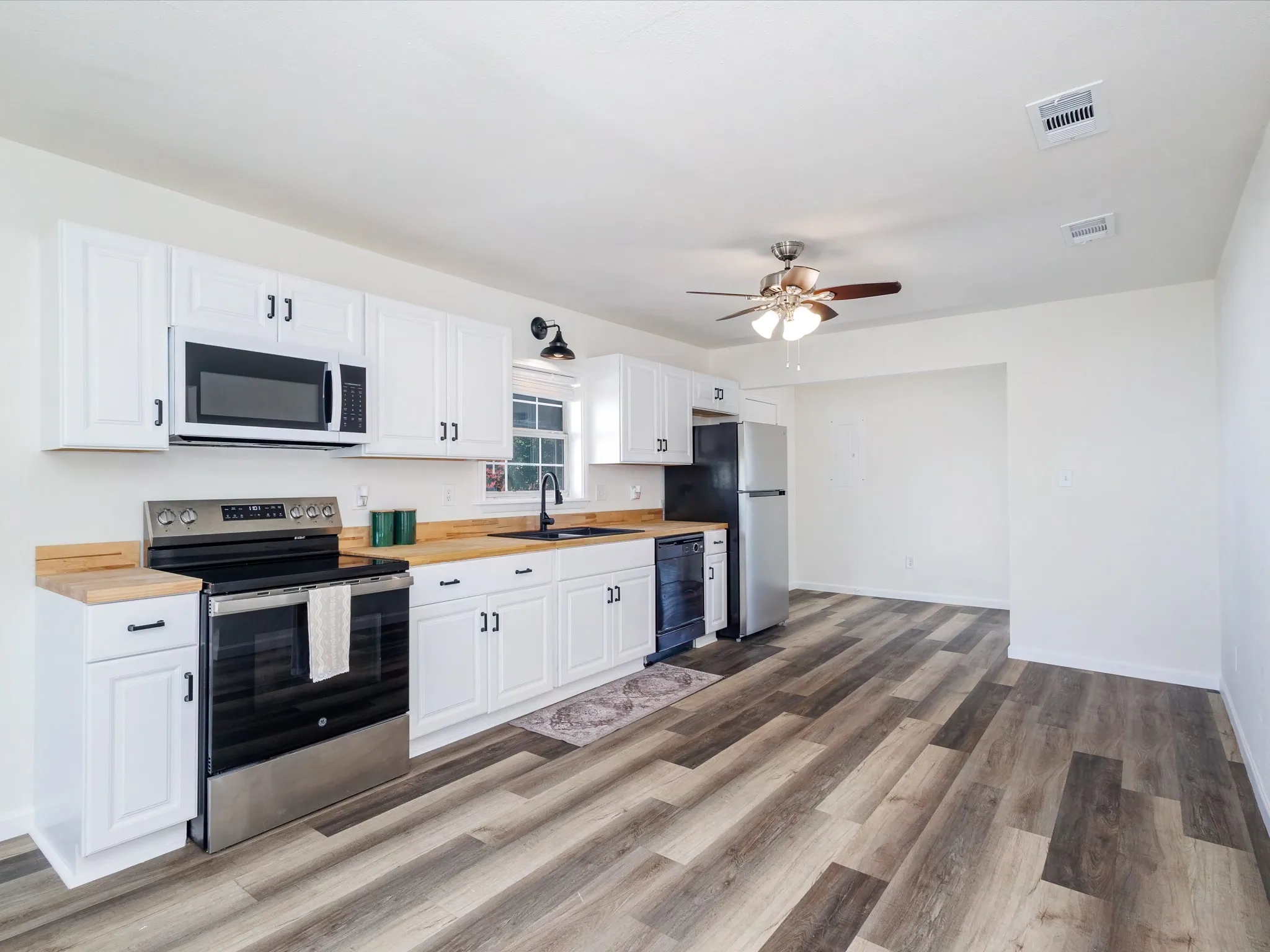 Single Family Residence For Sale in Coleman County , 904 W 1st Street, Coleman, Texas 76834, 3 Bedroom, 2 Bathroom, Garage spaces, 1,056 Sqft, built in 1950, mls#21338348, Real Estate Agent in Coleman, Homes For Sale in Coleman county, Homes For Sale in Coleman, Realtor in Coleman Texas, Real Estate Brokerage Independent Realty Texas, Luminita Cordes Realtor