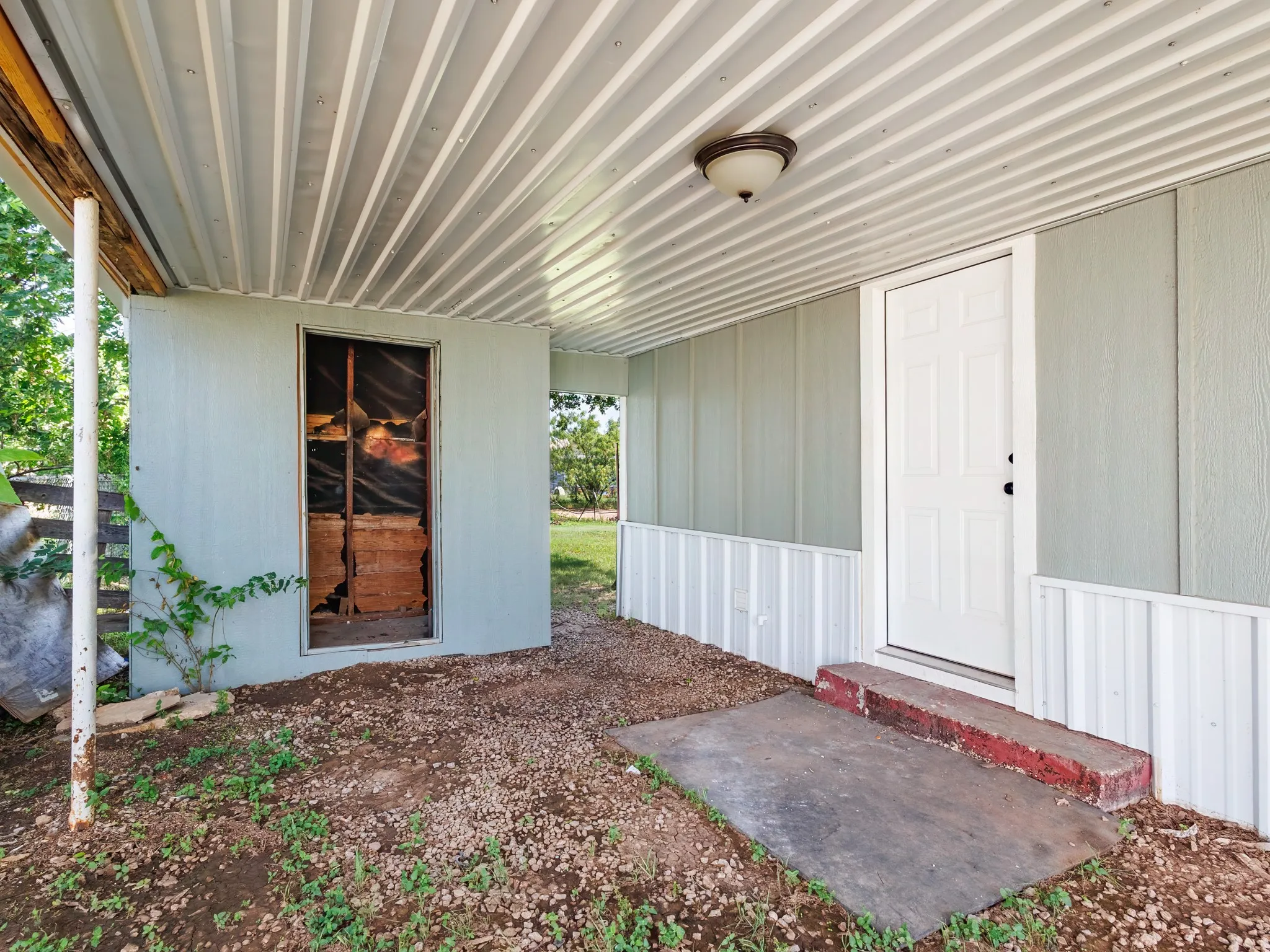 Single Family Residence For Sale in Coleman County , 904 W 1st Street, Coleman, Texas 76834, 3 Bedroom, 2 Bathroom, Garage spaces, 1,056 Sqft, built in 1950, mls#21338348, Real Estate Agent in Coleman, Homes For Sale in Coleman county, Homes For Sale in Coleman, Realtor in Coleman Texas, Real Estate Brokerage Independent Realty Texas, Luminita Cordes Realtor